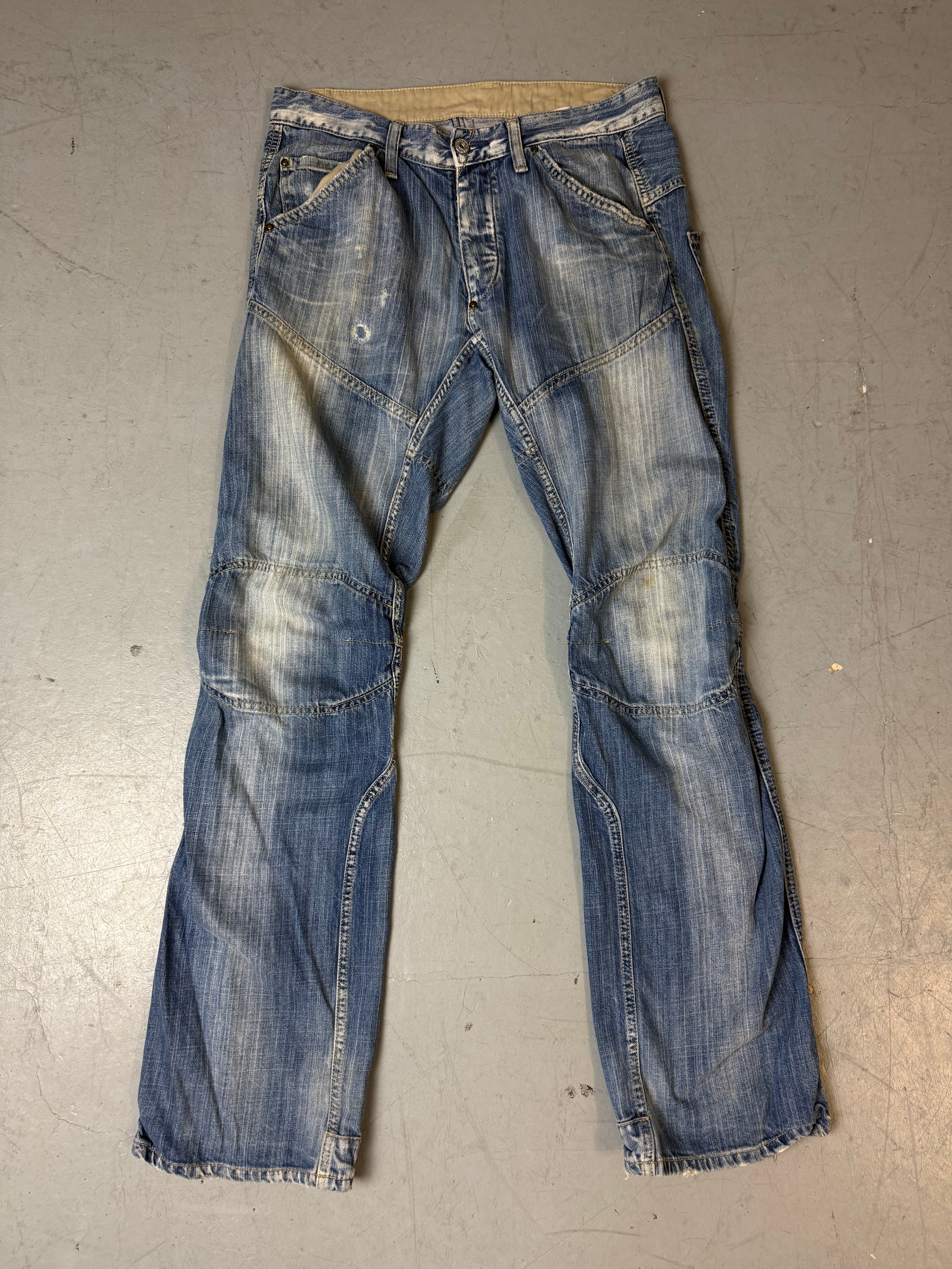 Eine baggy g-Star raw jeans in blauer Waschung 