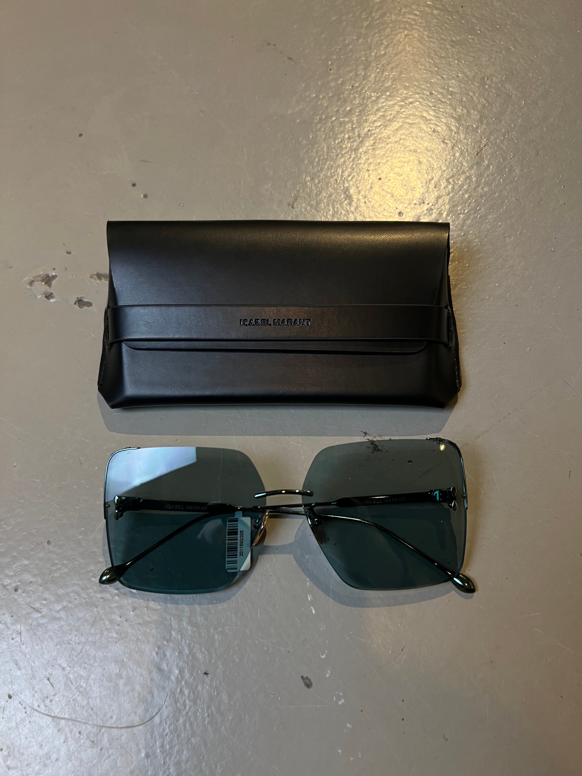 Produktbild der Isabel Marant Dark Green Sunglasses von vorne mit Case vor grauem Hintergrund.