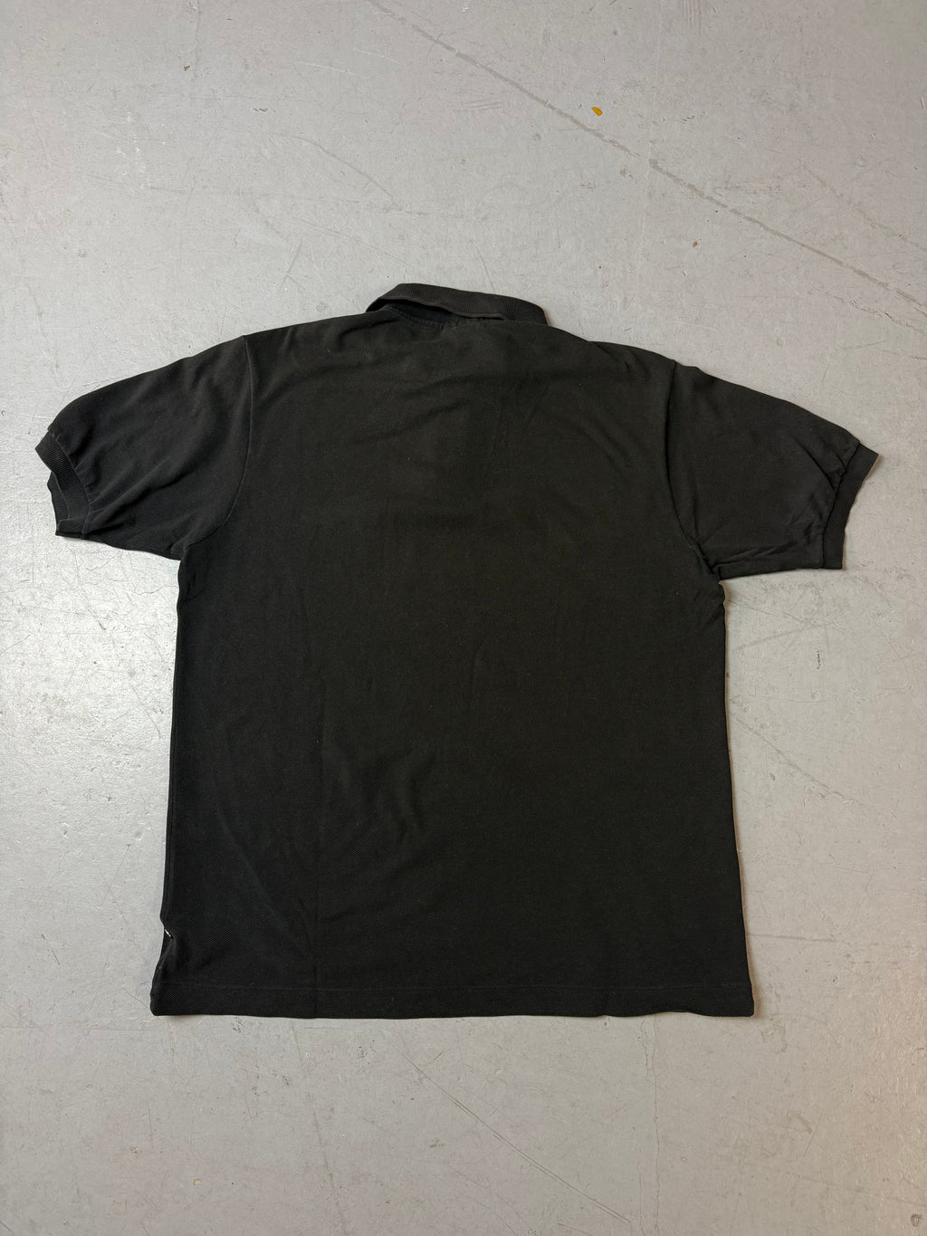 Ein schwarzes Lacoste Polo mit Logo auf der Brust vintage Y2K 