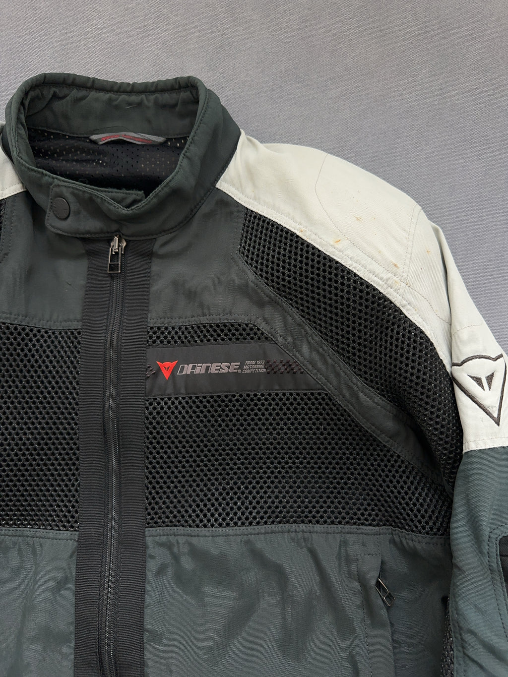 Vintage Dainese Jacke für Herren. Y2K Second Hand 2000s Fashion