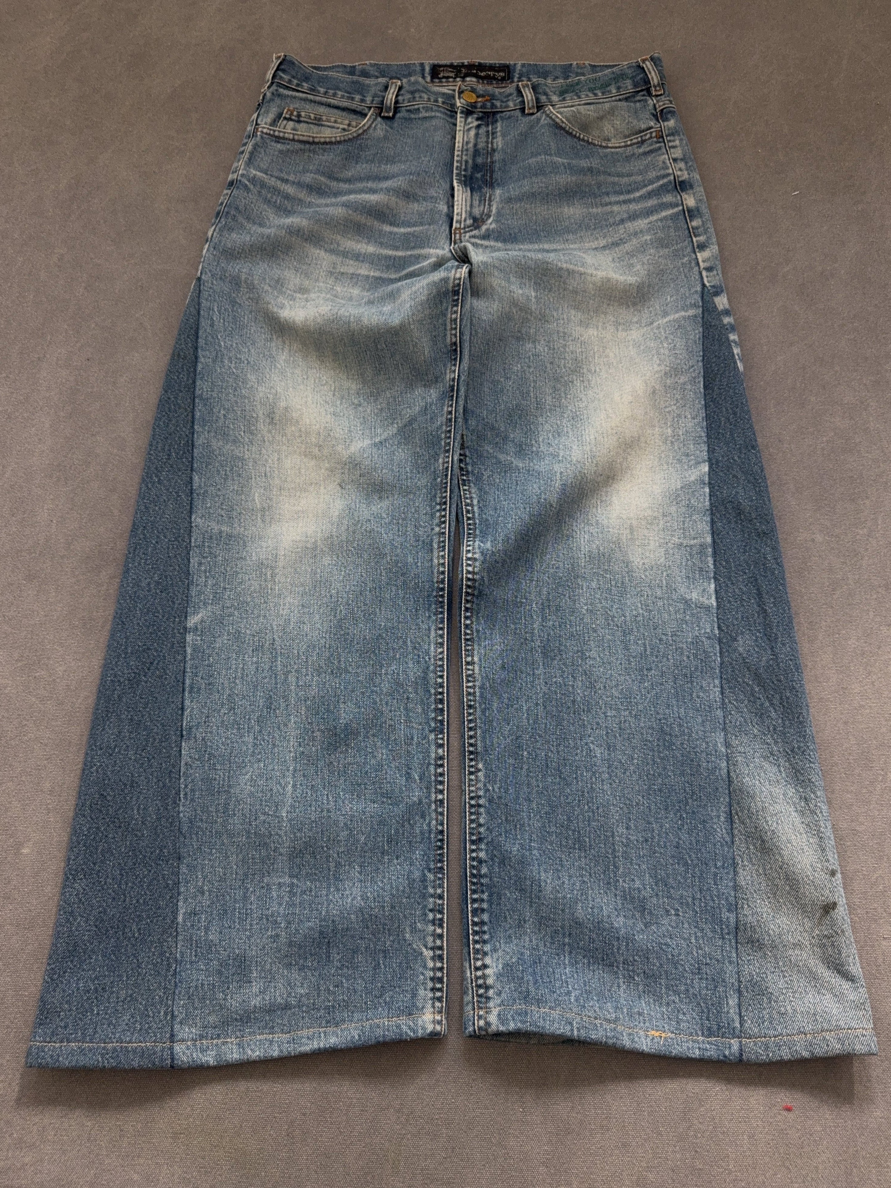 Vintage Burberrys Flared Jeans für Herren. Y2K Second Hand 2000s Fashion 