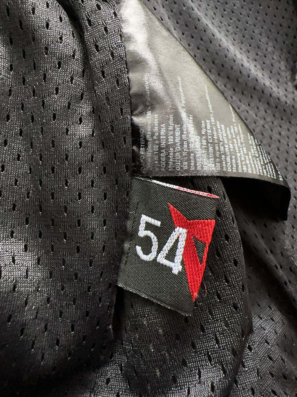 Vintage Dainese Jacke für Herren. Y2K Second Hand 2000s Fashion