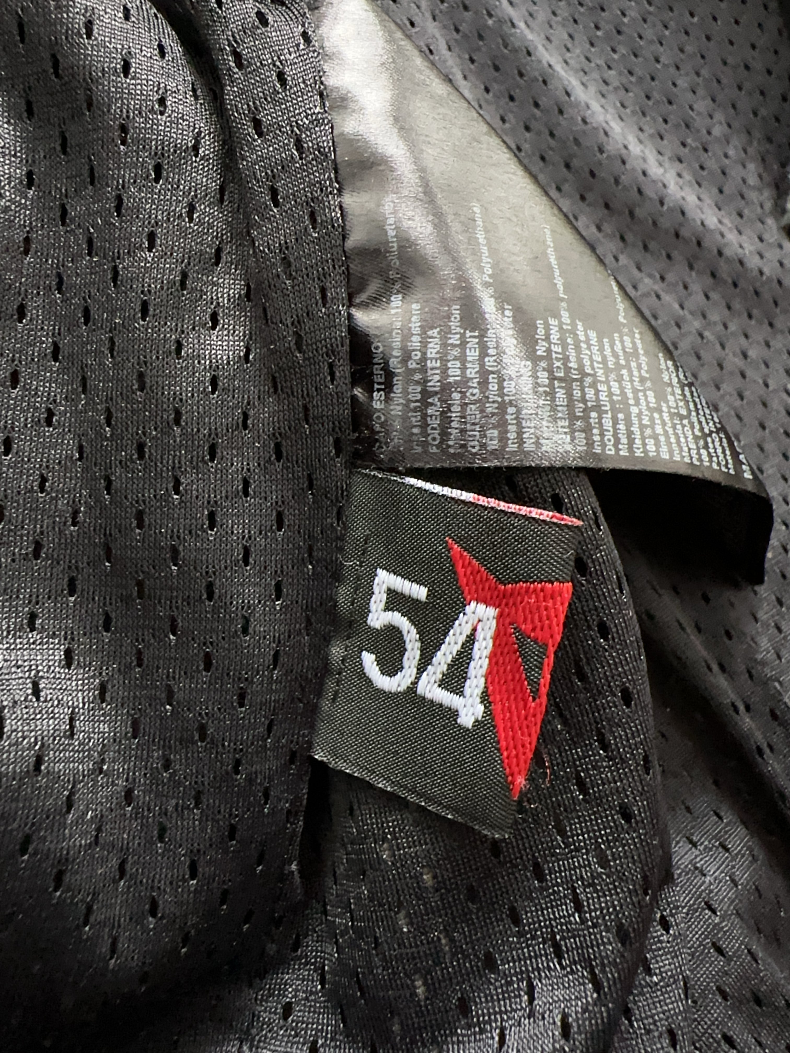 Vintage Dainese Jacke für Herren. Y2K Second Hand 2000s Fashion