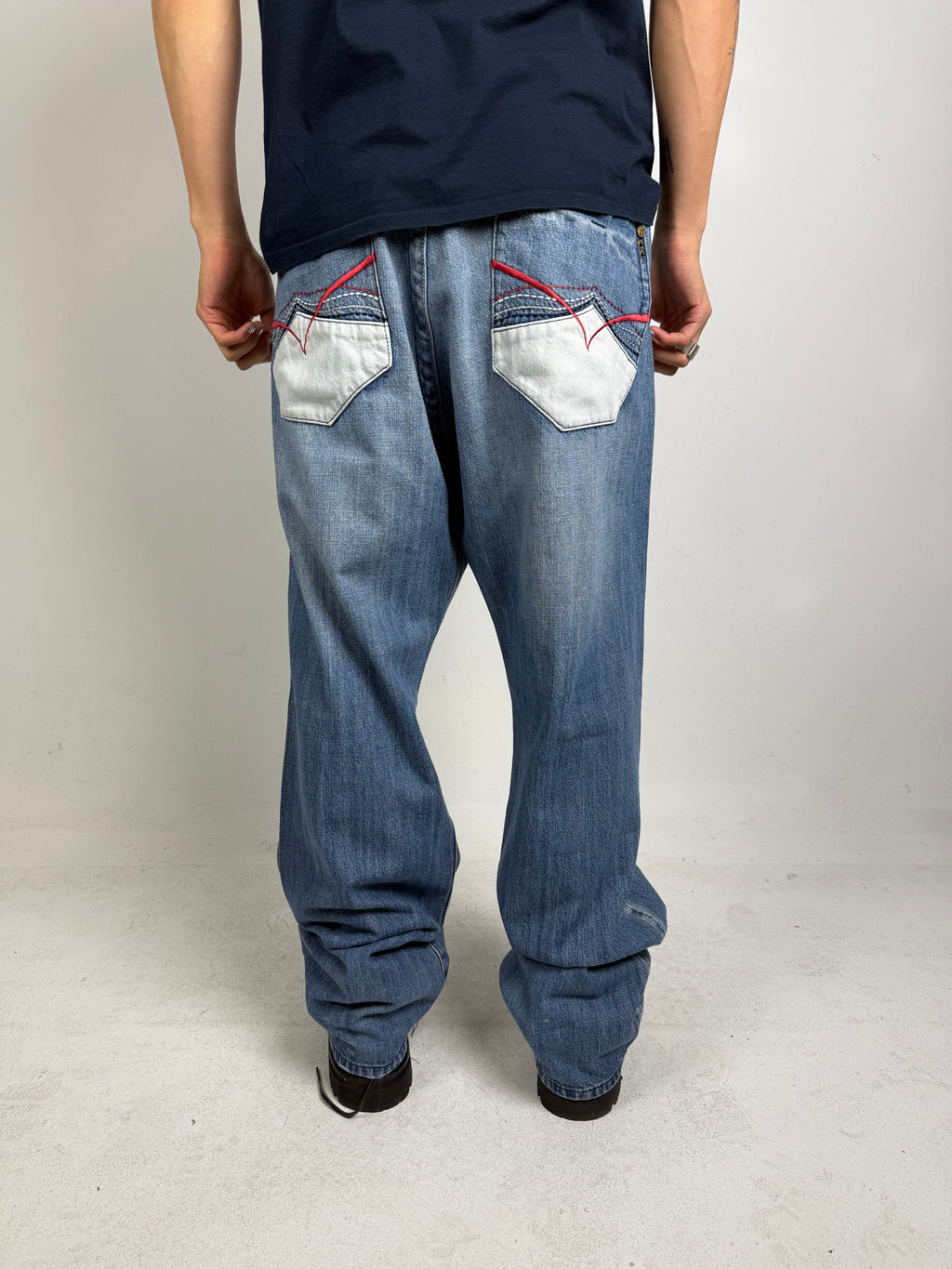 Tragebild von Vintage AKDMKS Baggy Jeans with Printed Back Pockets von Hinten