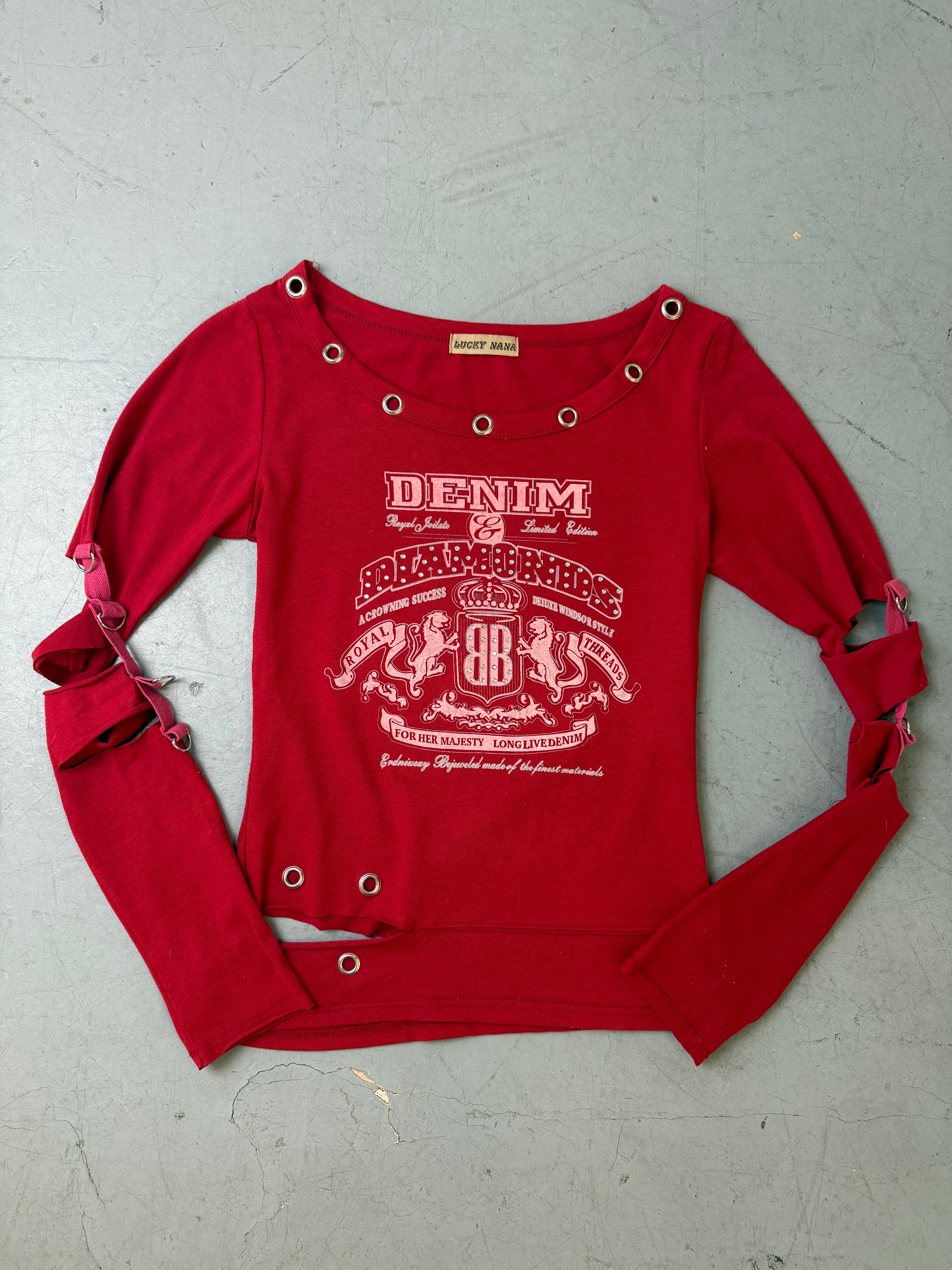 Vintage Lucky Nana Red Cutted Up Longsleeve für Damen. Secondhand Y2K 2000s Fashion
