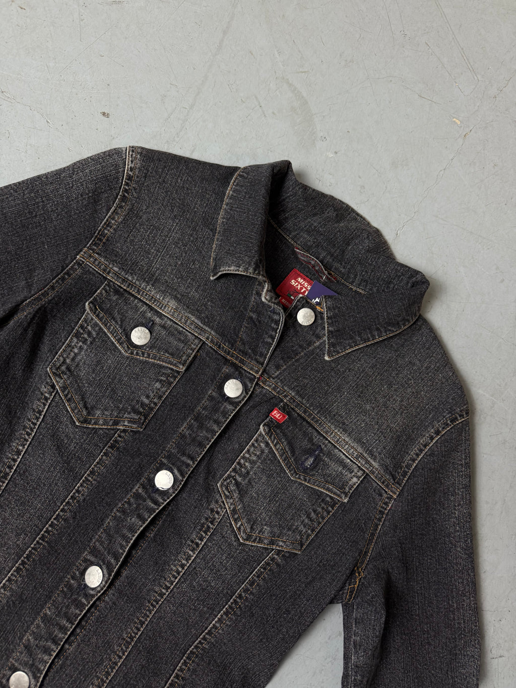 Vintage Miss Sixty Dark Denim Jacket Getragen vor weißem hintergrnd