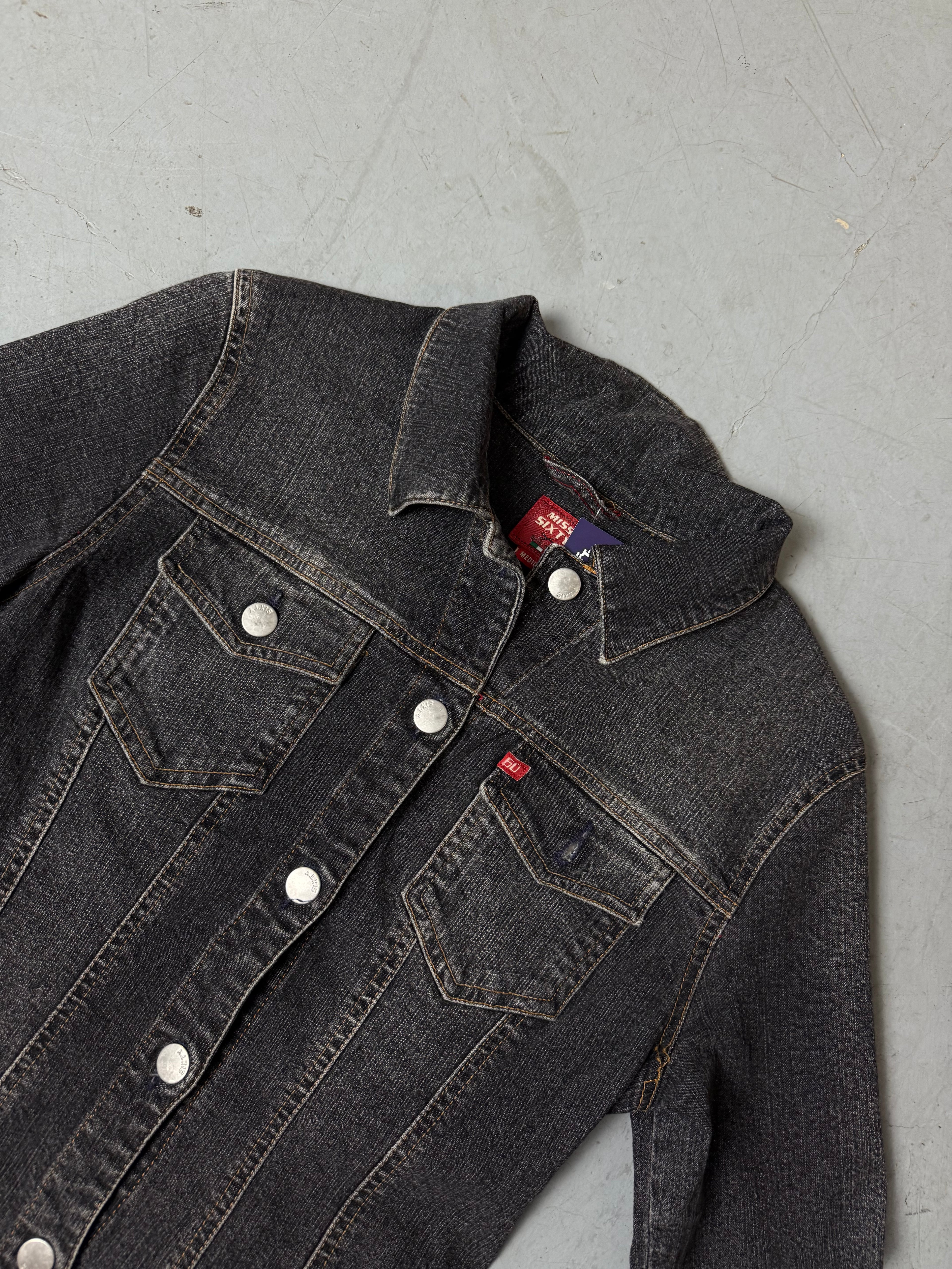 Vintage Miss Sixty Dark Denim Jacket Getragen vor weißem hintergrnd