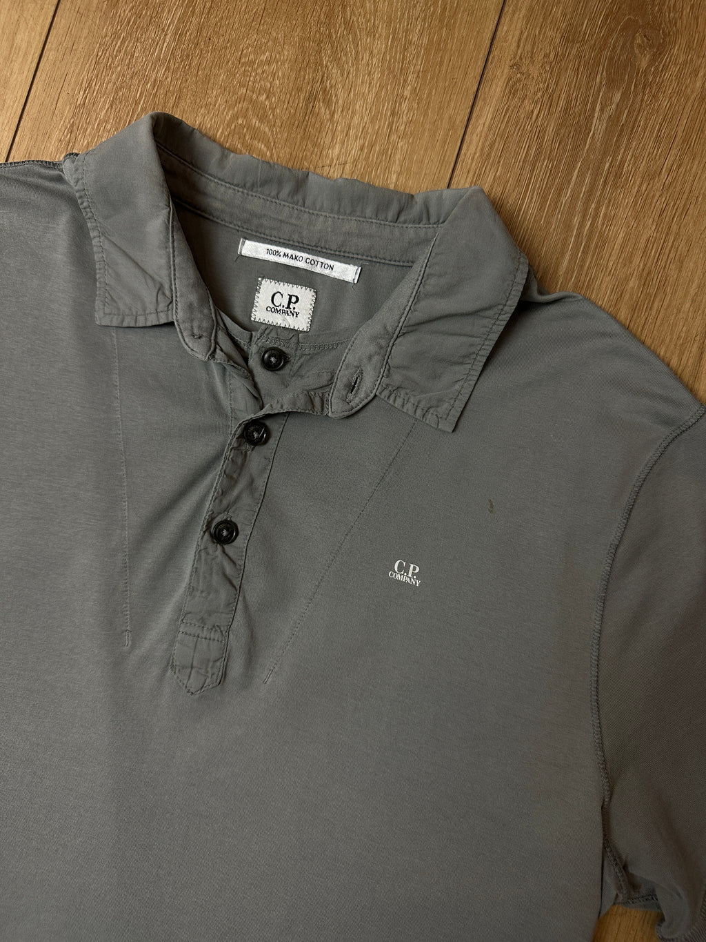 Detailbild von einem Vintage C.P. Company Grey Polo von Kragen