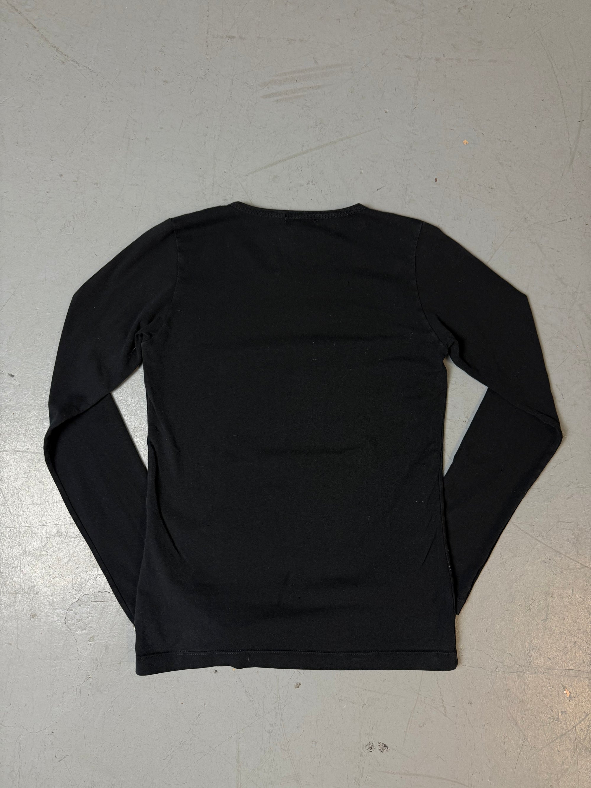 Ein schwarzes longsleeve mit Glitzer Aufschrift auf der Brust 