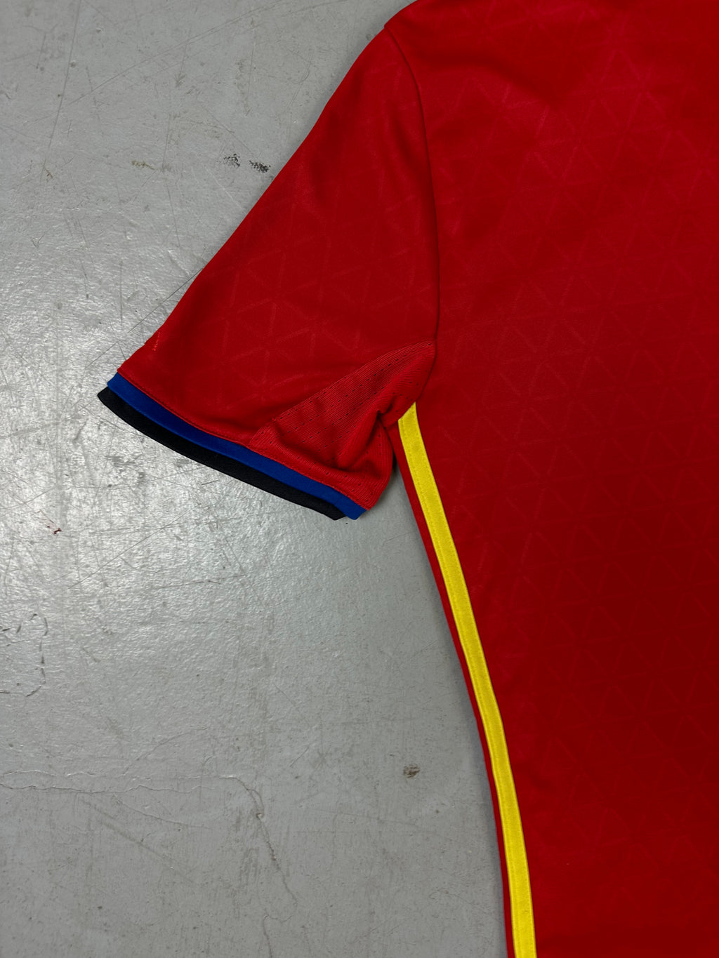 Ein rotes Adidas spanen Nationalmannschaft Trikot in XS
