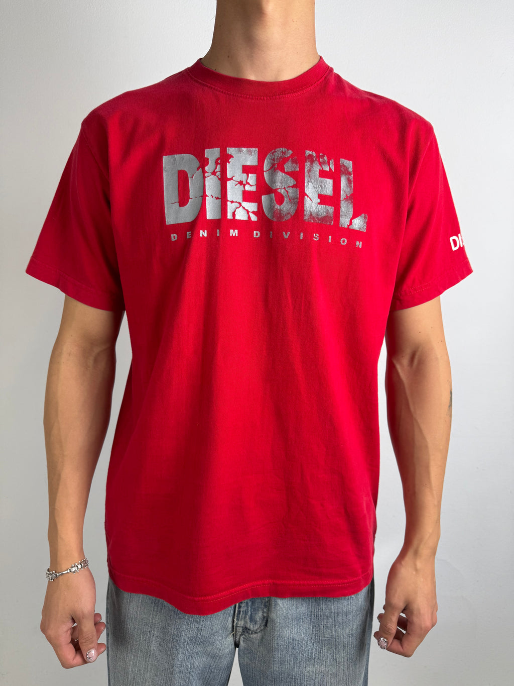 Ein vintage Diesel Shirt in rot mit Silber Diesel Logo auf der Brust 