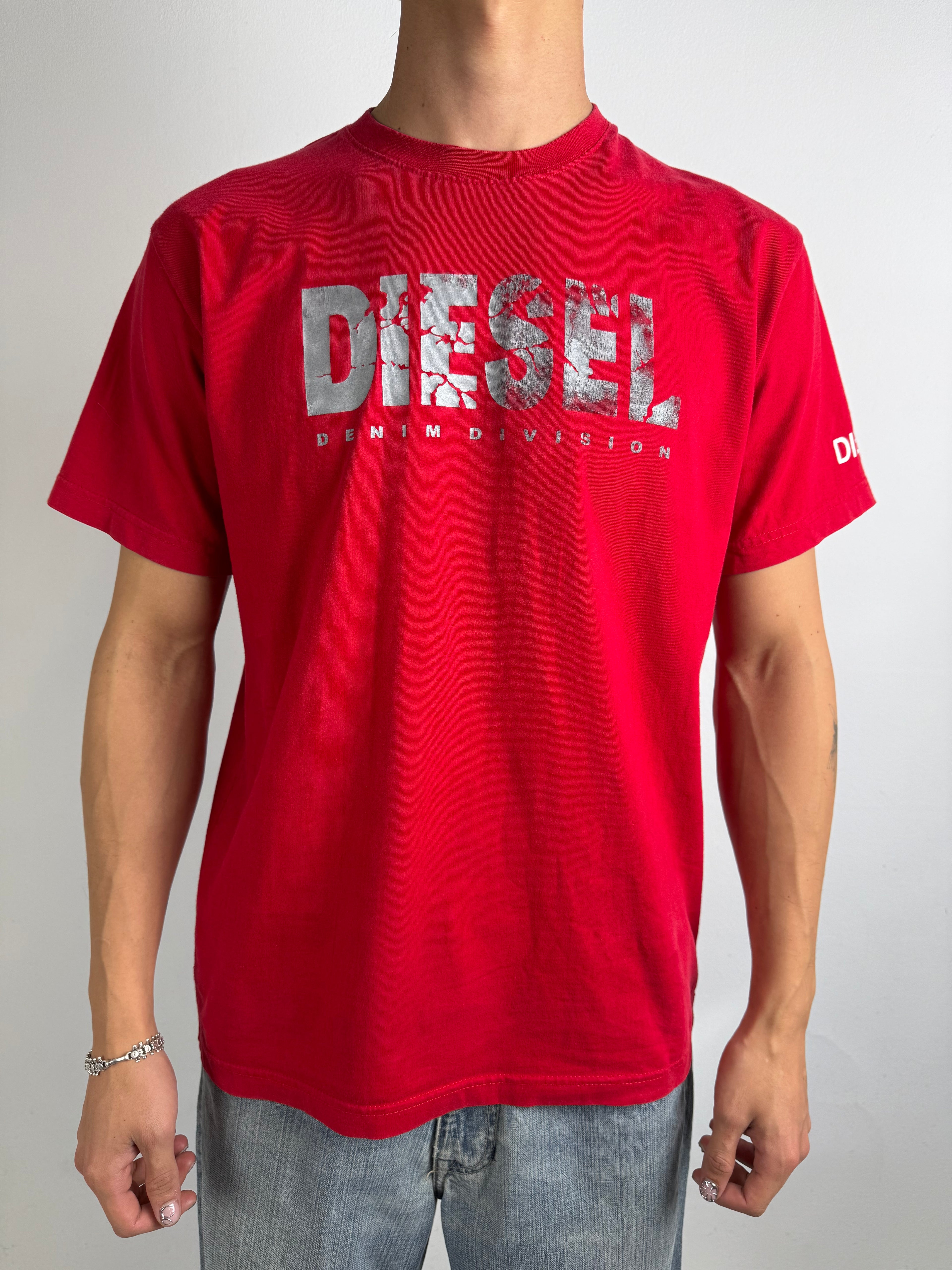 Ein vintage Diesel Shirt in rot mit Silber Diesel Logo auf der Brust 