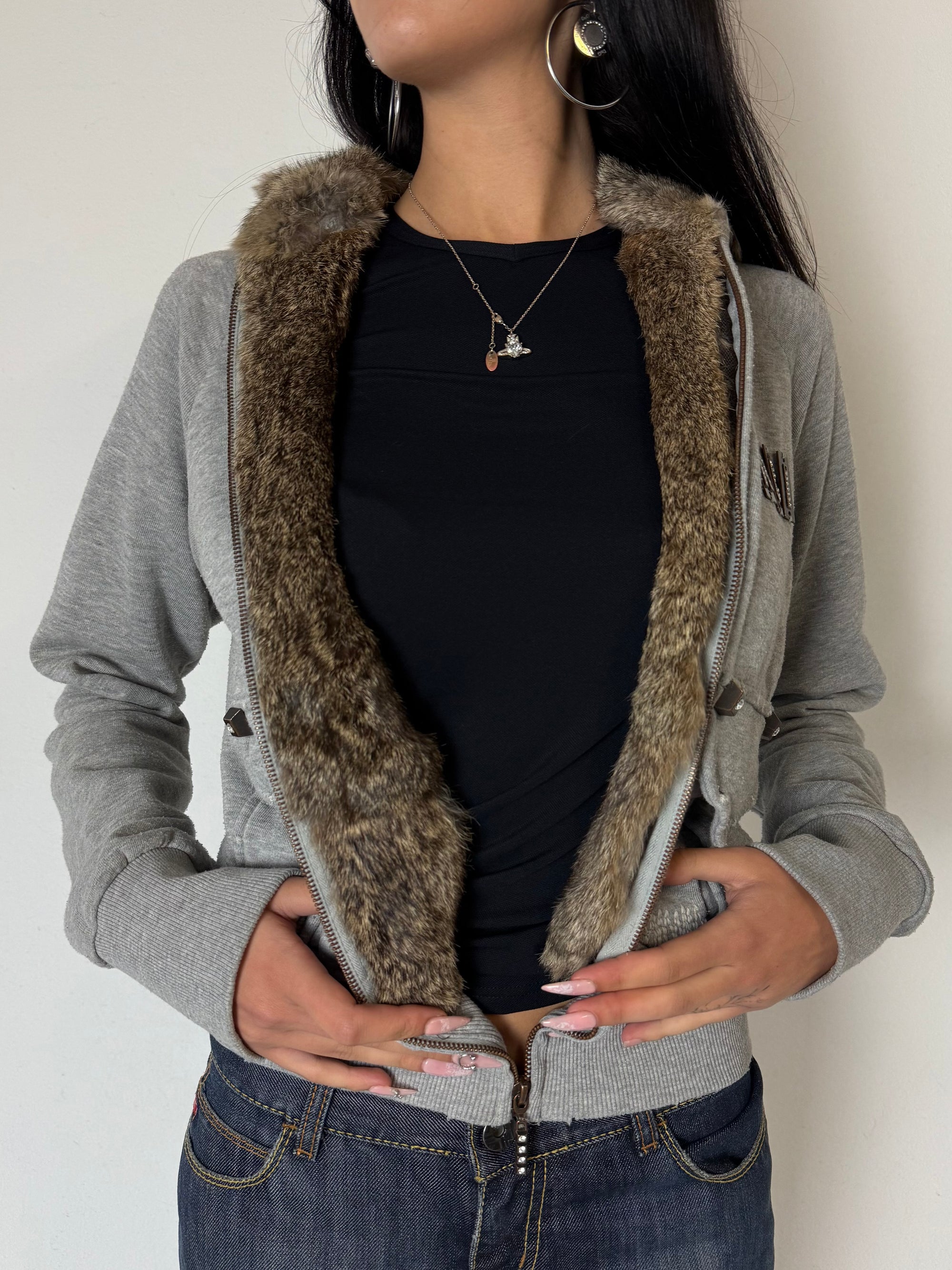 Ein grauer zipper mit fur hood I’m Abercrombie Y2K Stil in M