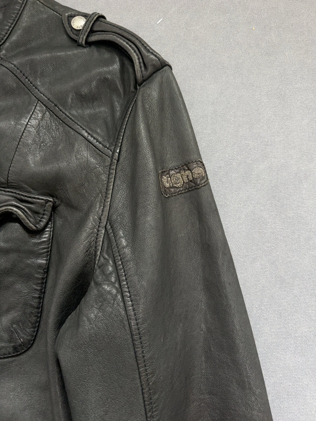 Vintage Tigha Jacke für Herren. Y2K Second Hand 2000s Fashion