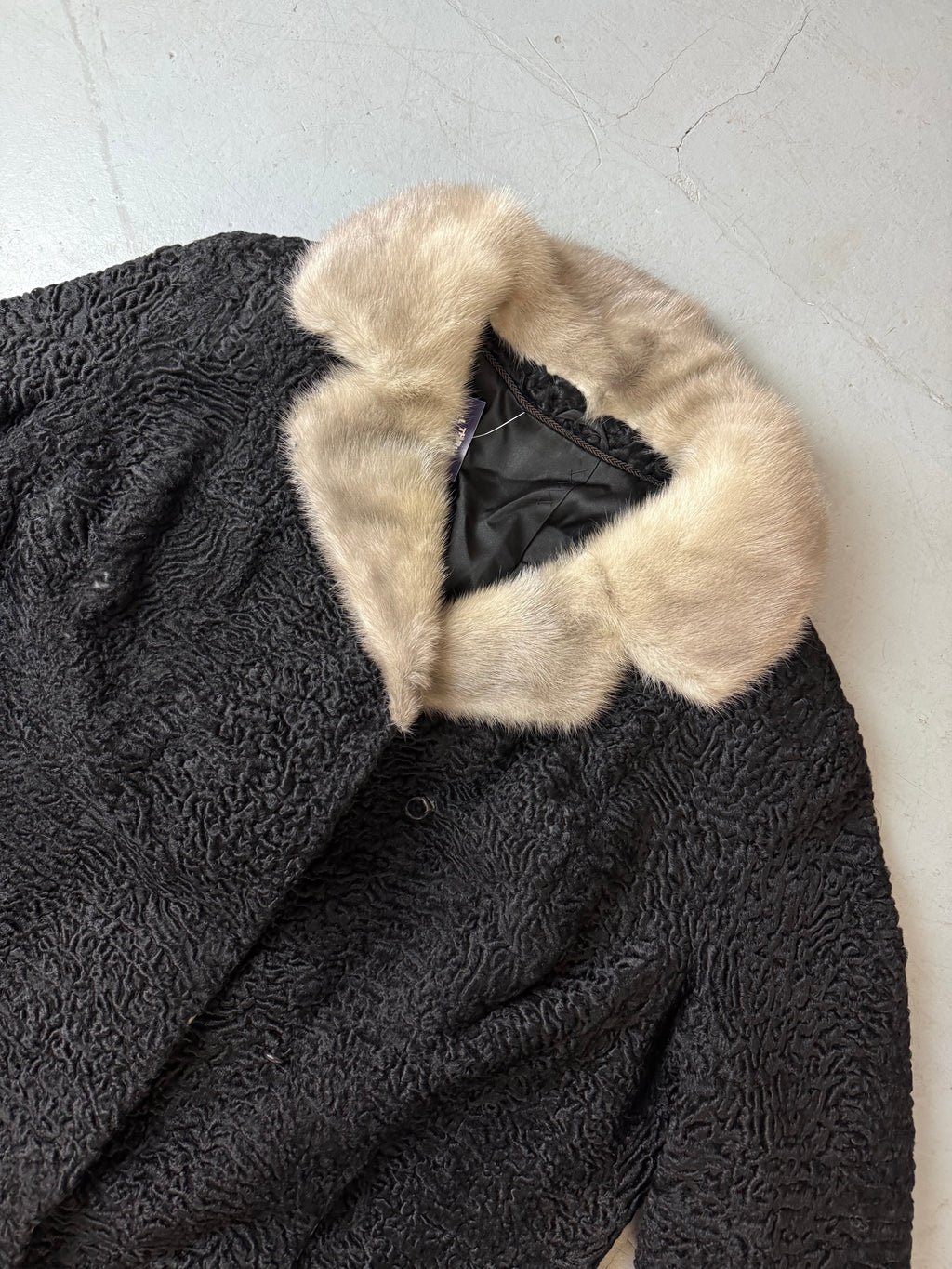 Vintage Black Short Sleeve Coat with Fur Collar für Damen. Y2K 2000s Fashion.