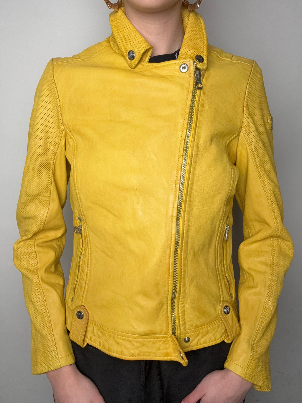 Vintage Gipsy Yellow Leather Jacket für Damen. Y2K Secondhand 2000s Fashion.