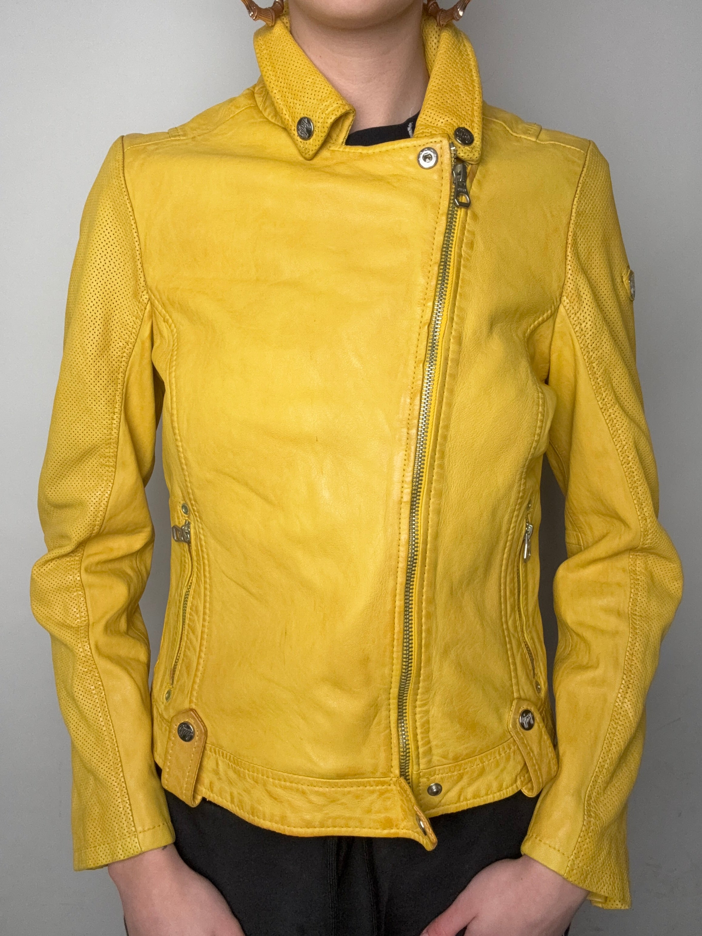 Vintage Gipsy Yellow Leather Jacket für Damen. Y2K Secondhand 2000s Fashion.