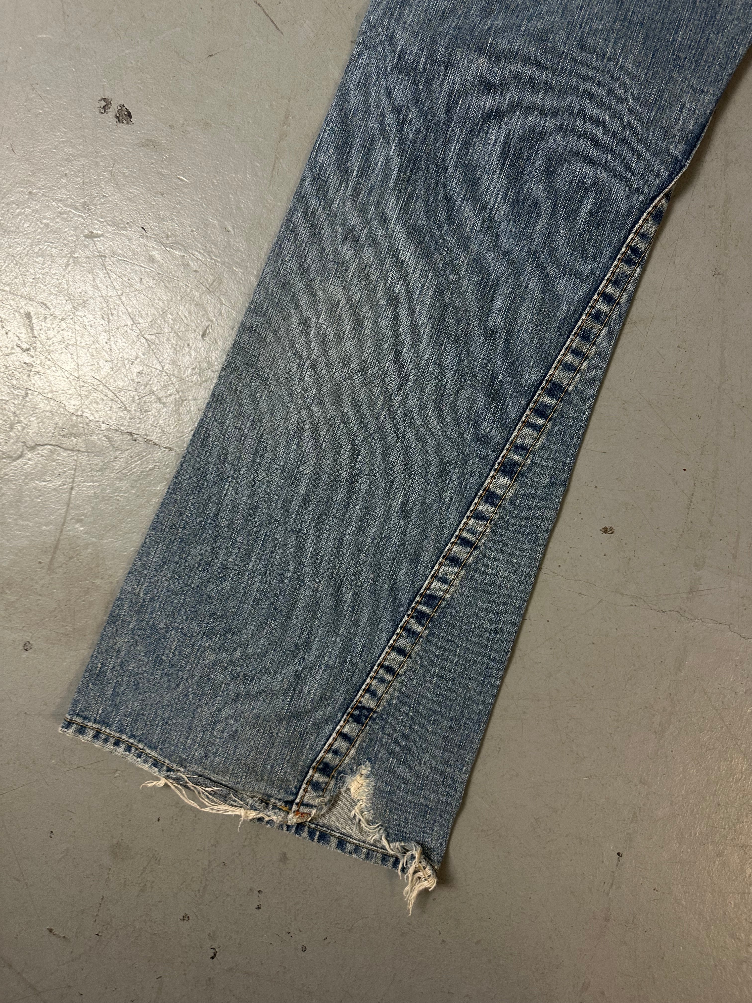 Eine blau-graue baggy True Religion Jeans mit weißen Hufeisen Stitching