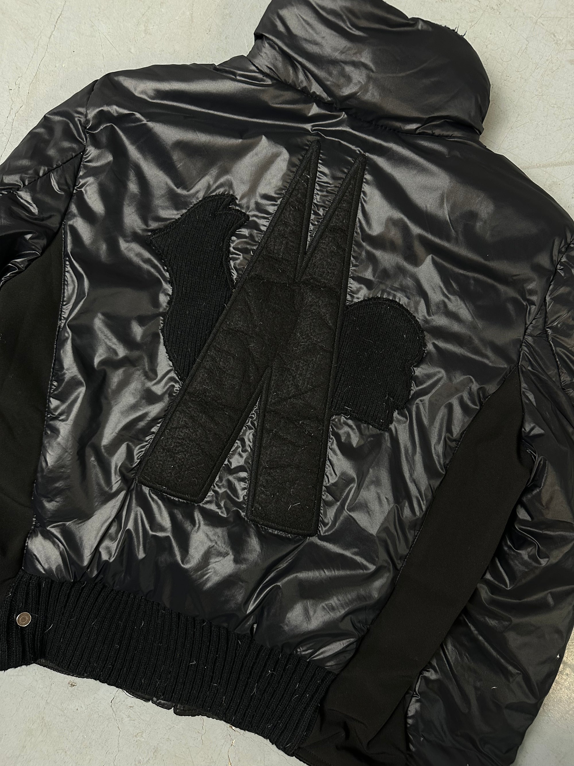 Eine schwarze leicht cropped Jacke von Moncler in S