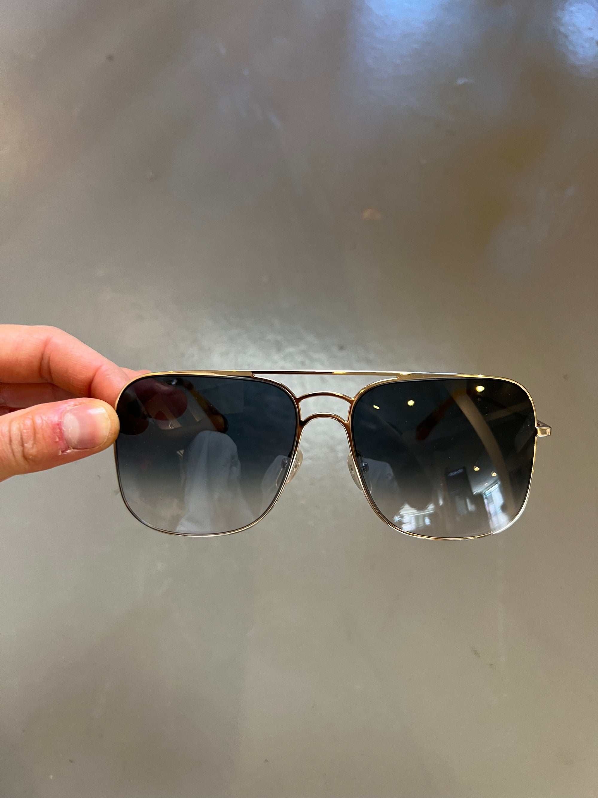 Auf dem Bild ist ein Produktbild der Chloè Sunglasses in Gold von vorne vor grauem Hintergrund zu sehen.