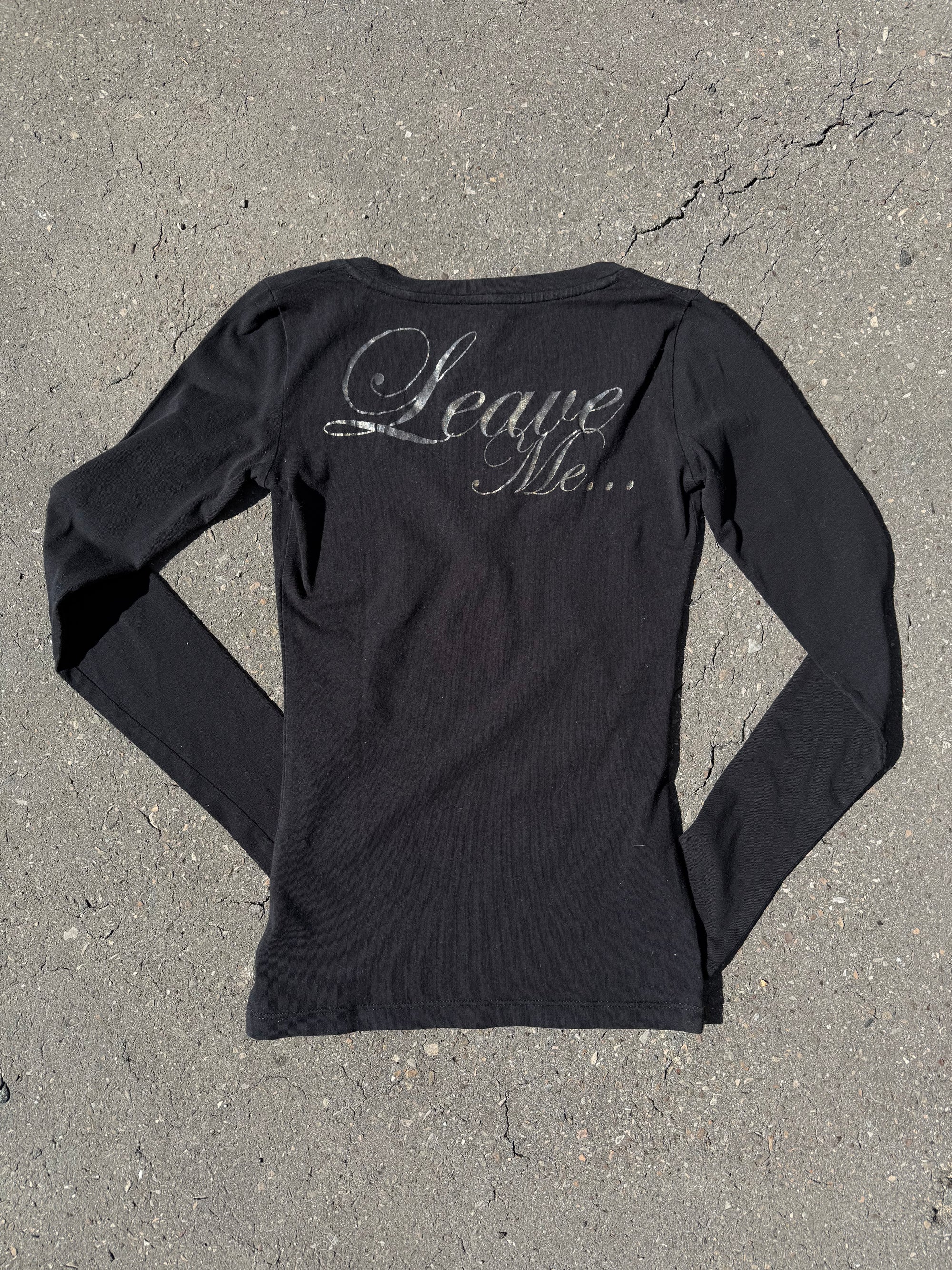 Ein schwarzes Longsleeve von Guess mit goldenem Schriftzug auf der Vorderseite und Rückseite Slim Fit