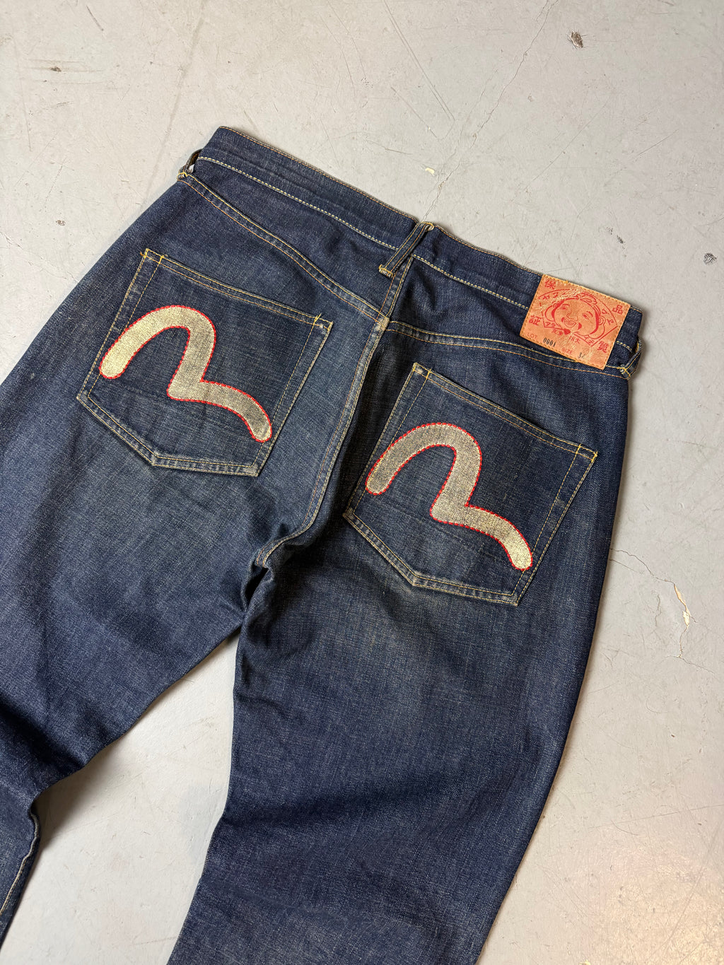Detailbild von einer Vintage Evisu Dark Blue Straight Leg Denim Jeans von Hosentaschen hinten mit Evisu Logo