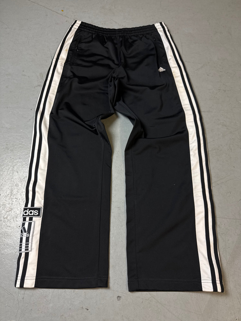 Eine schwarz weiße Adidas Trackpants Jogginghose Sporthose y2k 