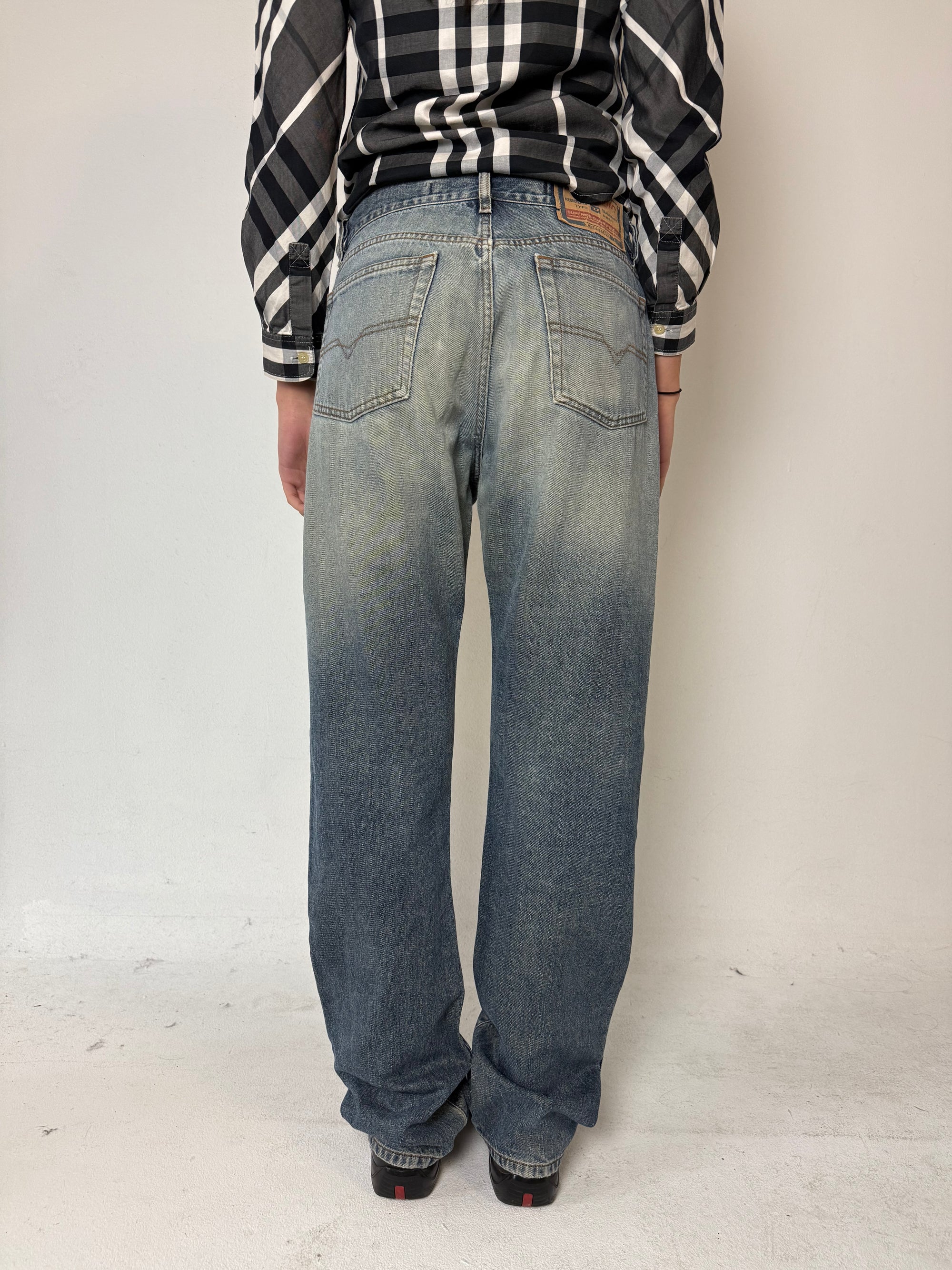 Eine baggy washed denim jeans von diesel it riss im knie in M/L