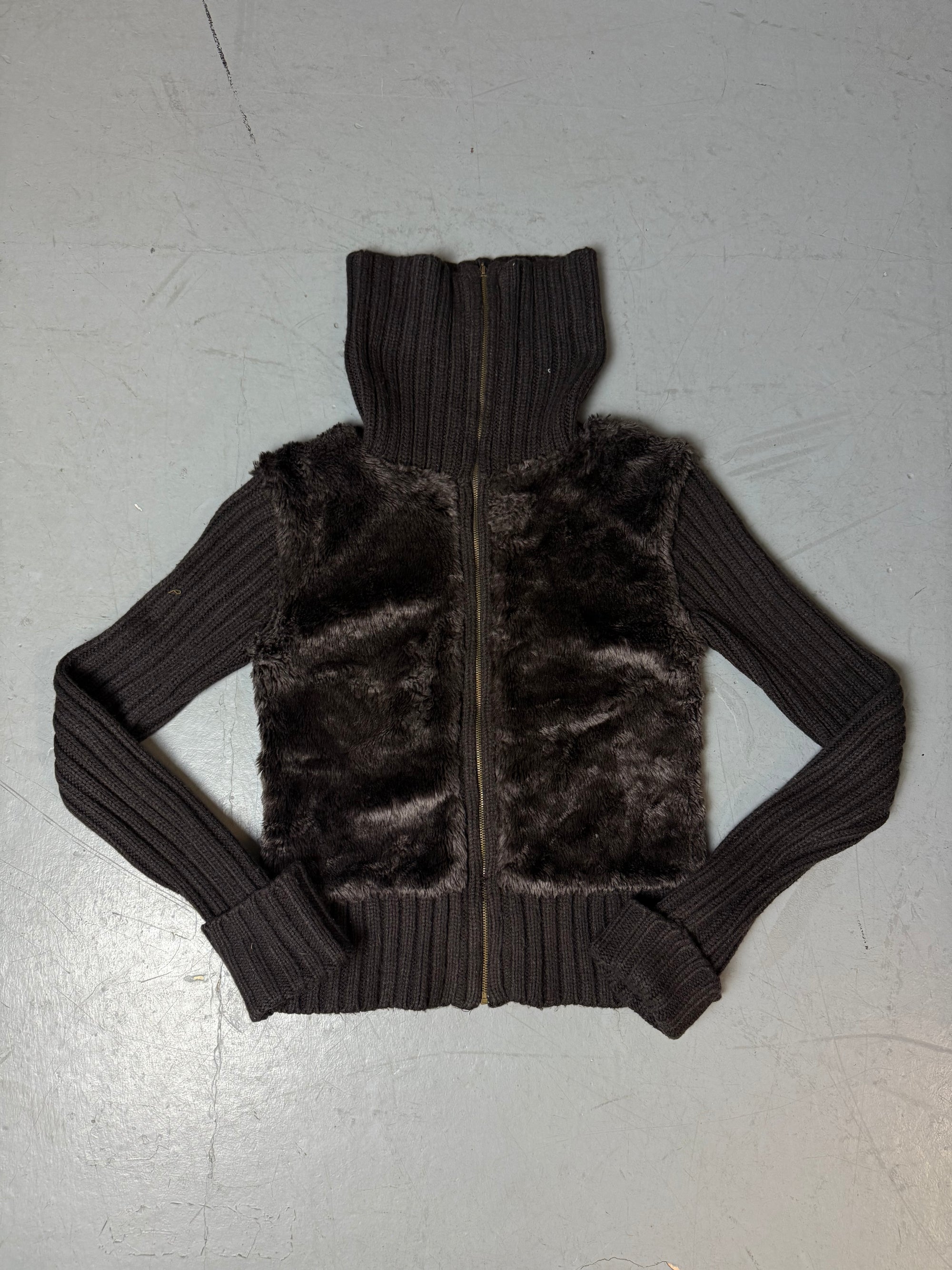 Ein brauner turtleneck knit zipper mit faux fur Brust 