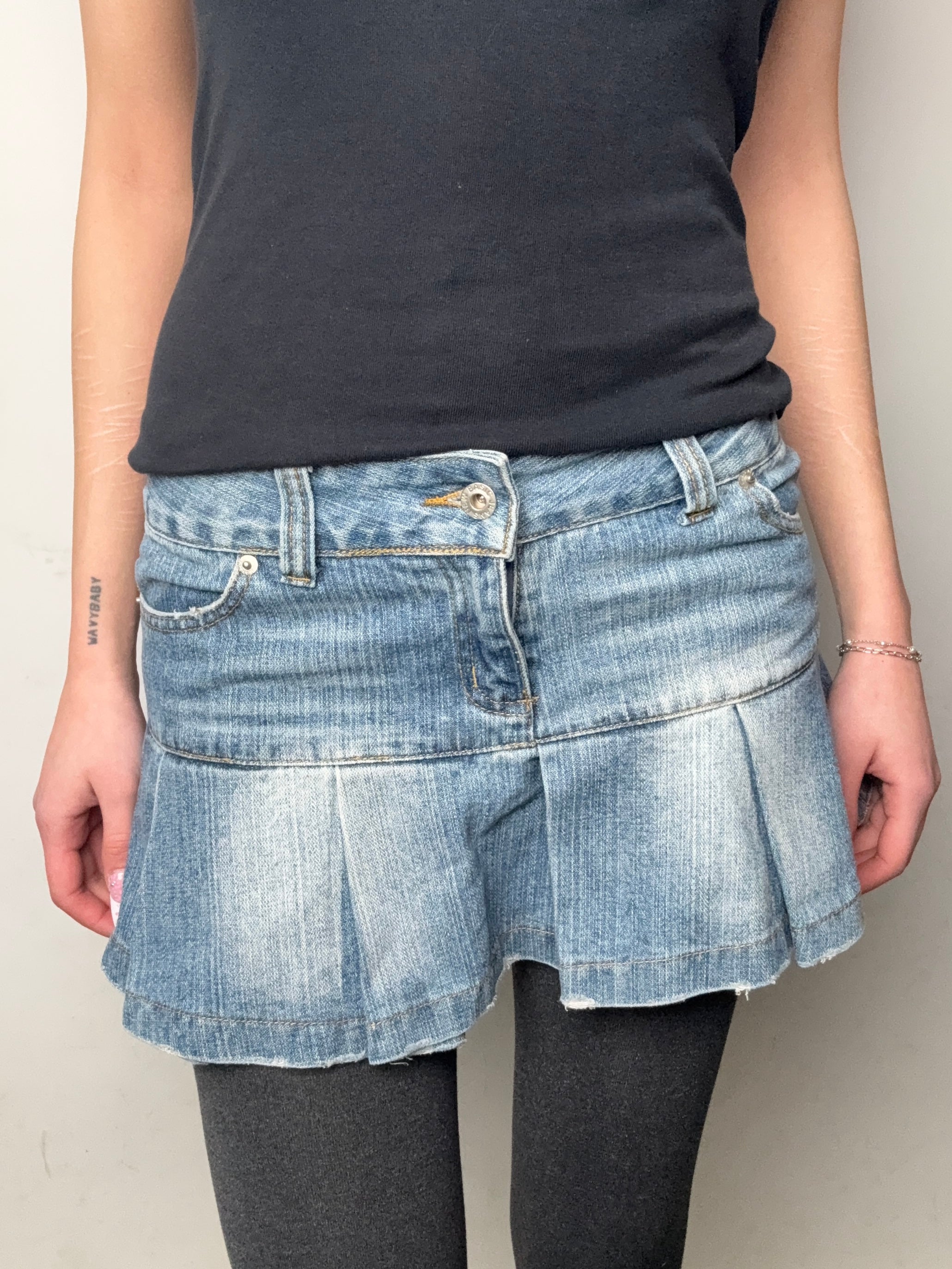 Vintage Pleated Denim Mini Skirt für Damen. Y2K Secondhand 2000s Fashion.