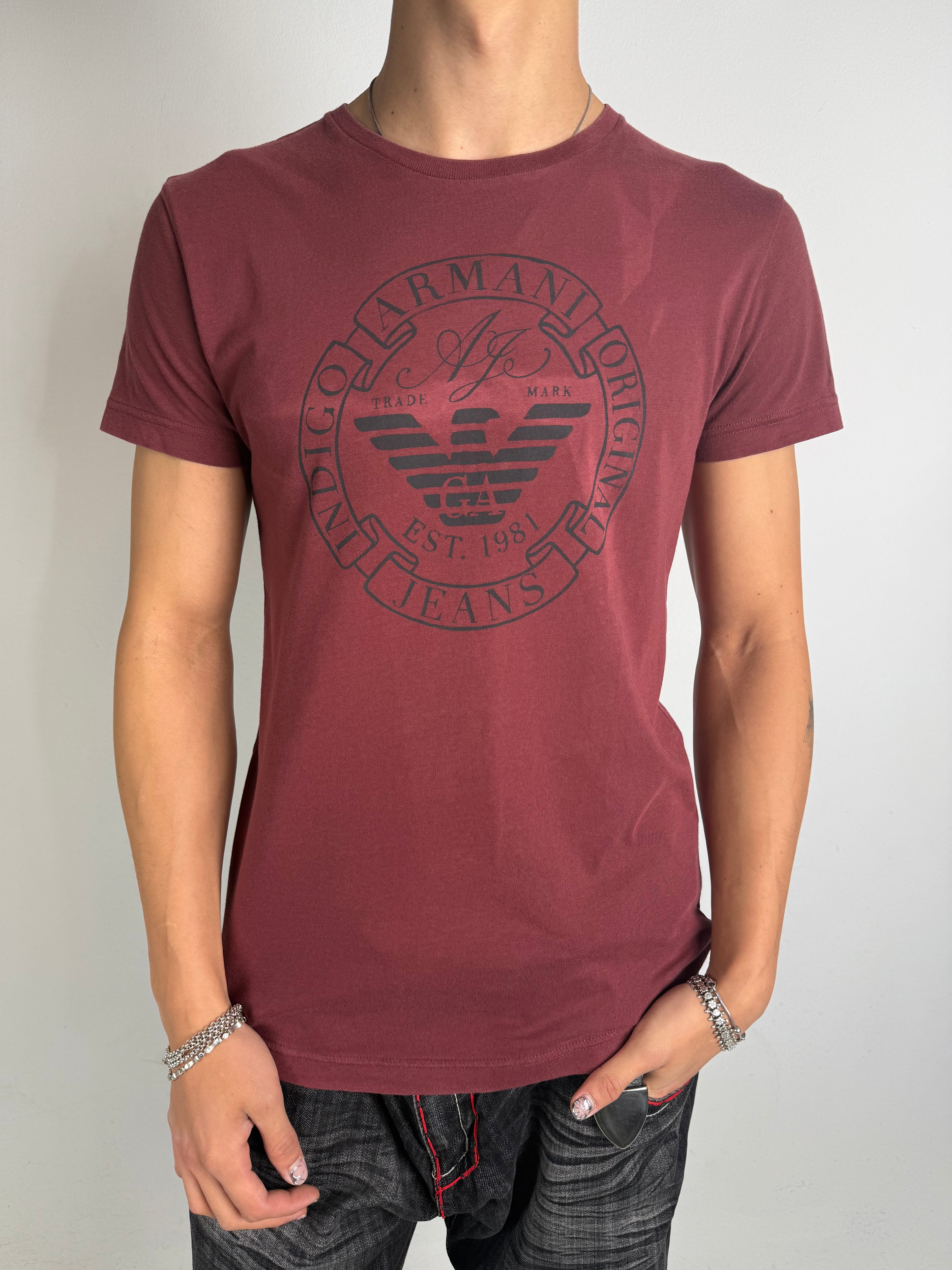 Ein bordeaux roter slim fit t-shirt von Armani Jeans mit schwarzem Print auf der Brust 