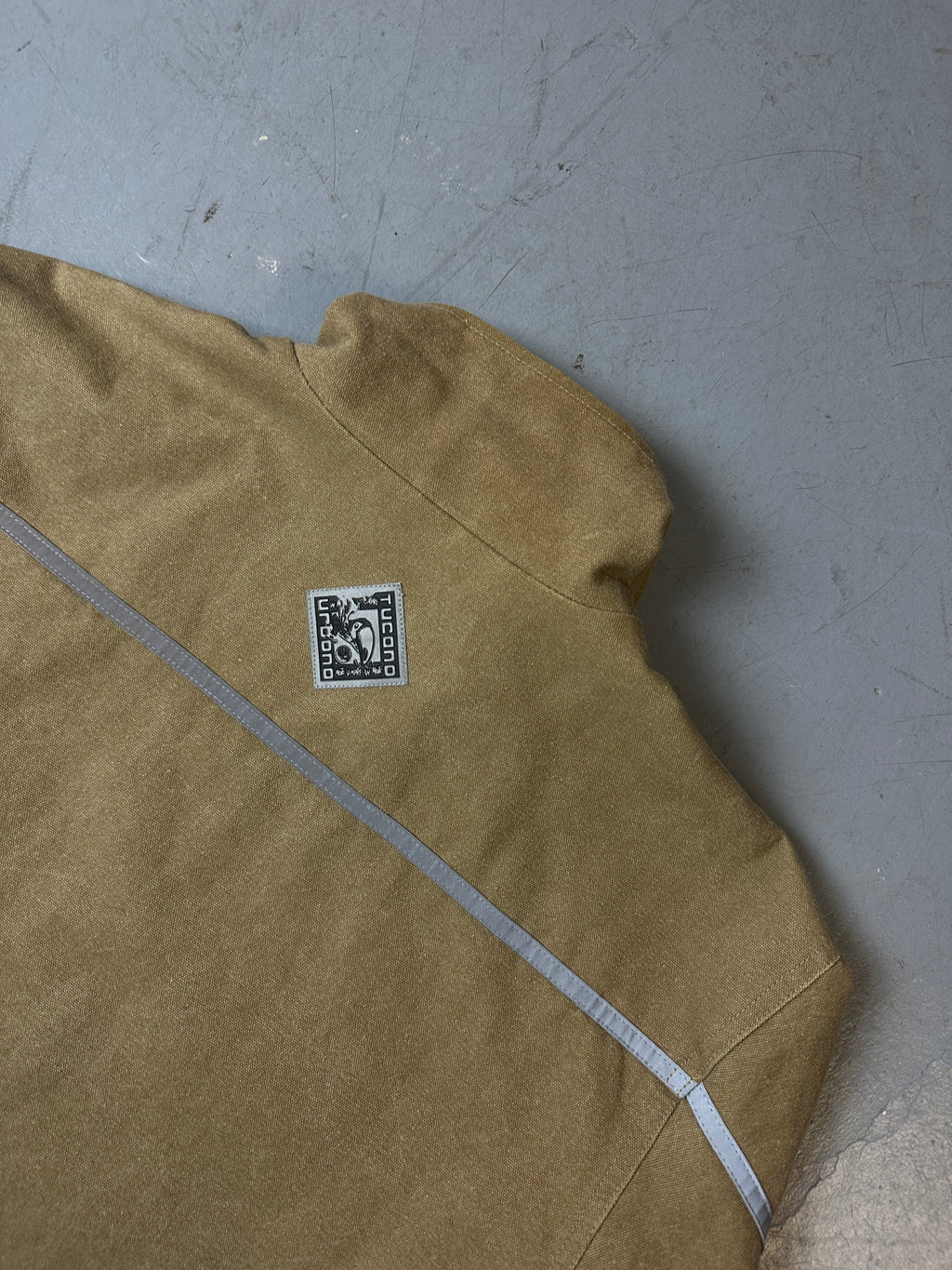 Detailbild von einer Vintage Beige Reflective Stripe Jacket von Kragen hinten