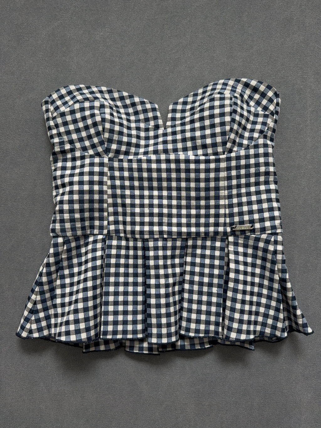 Vintage Guess Top für Damen. Y2K Second Hand 2000s Fashion 