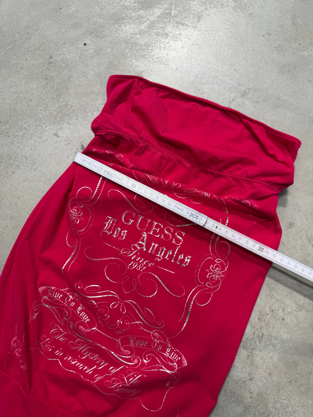 Vintage Guess Pink Rhinestone Strapless Top Mit Crazy Print für Damen. Y2K Second Hand 2000s Fashion 