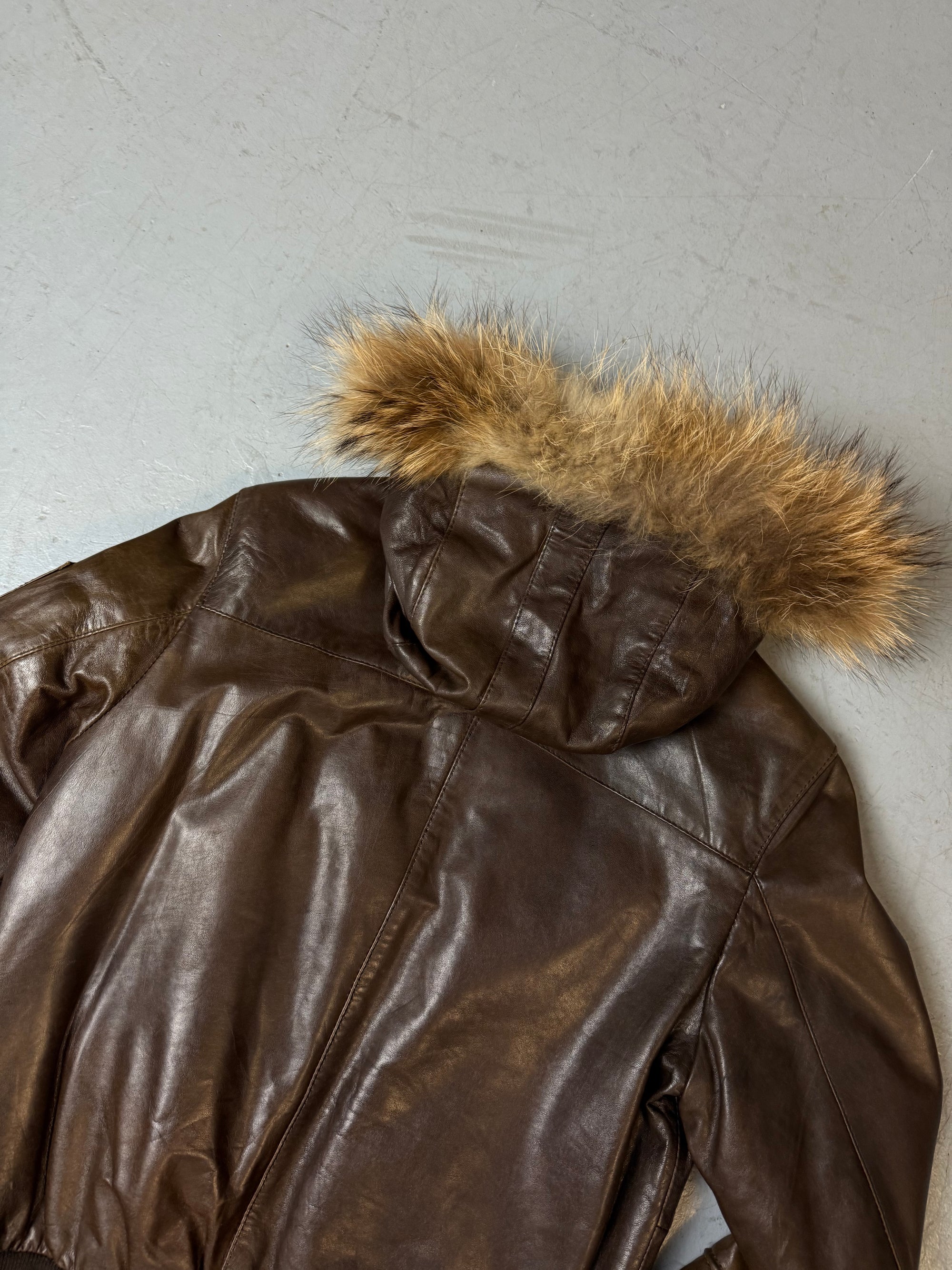 Eine braune echtleder Jacke von Conbipel mit faux fur kauptze 