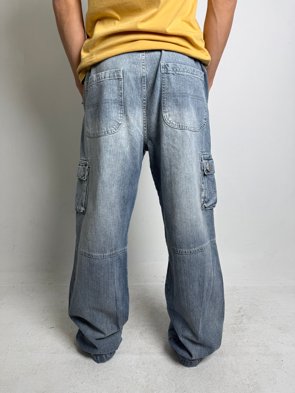 Tragebild von einer Vintage Terranova Light Blue Baggy Jeans von hinten