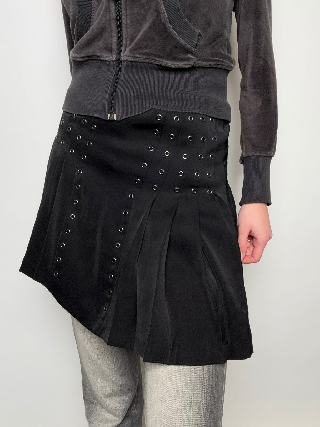 Ein schwarzer Mini Rock mit Nieten vintage Y2K 