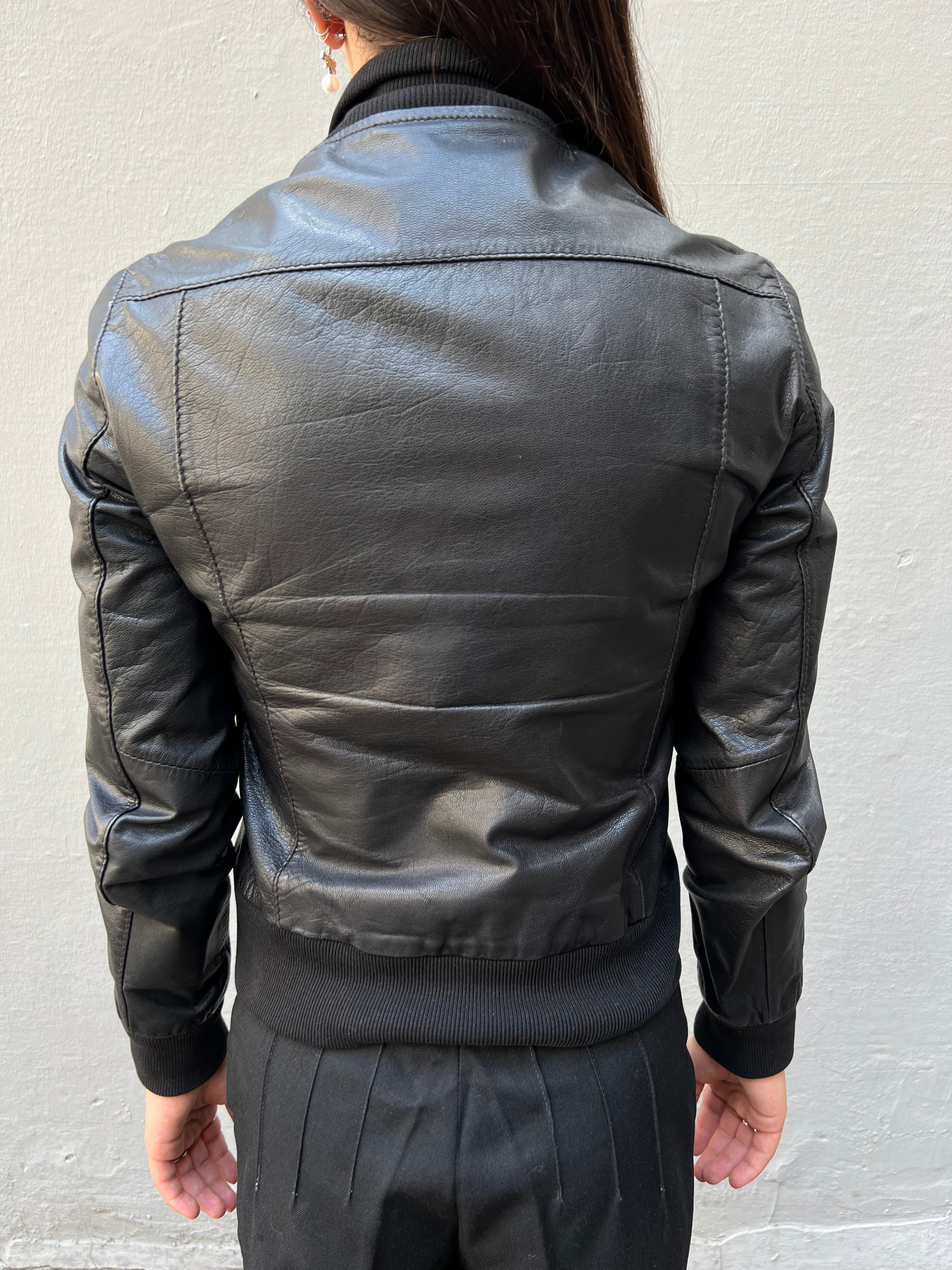 Tragebild von schwarzer Lederjacke hinten