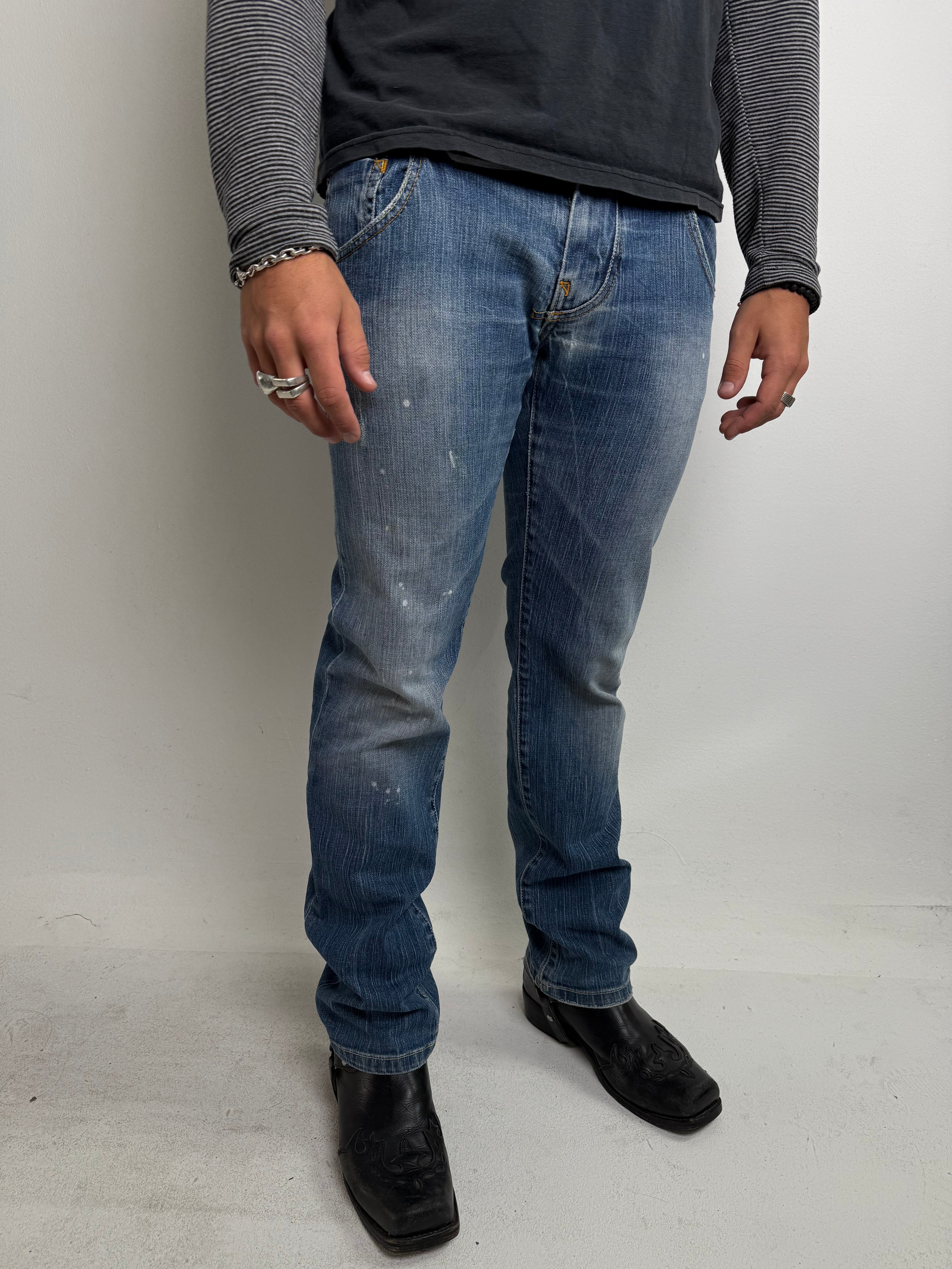 Tragebild von Vintage Armani Jeans Blue Washed Straight Leg Denim M/L von vorne