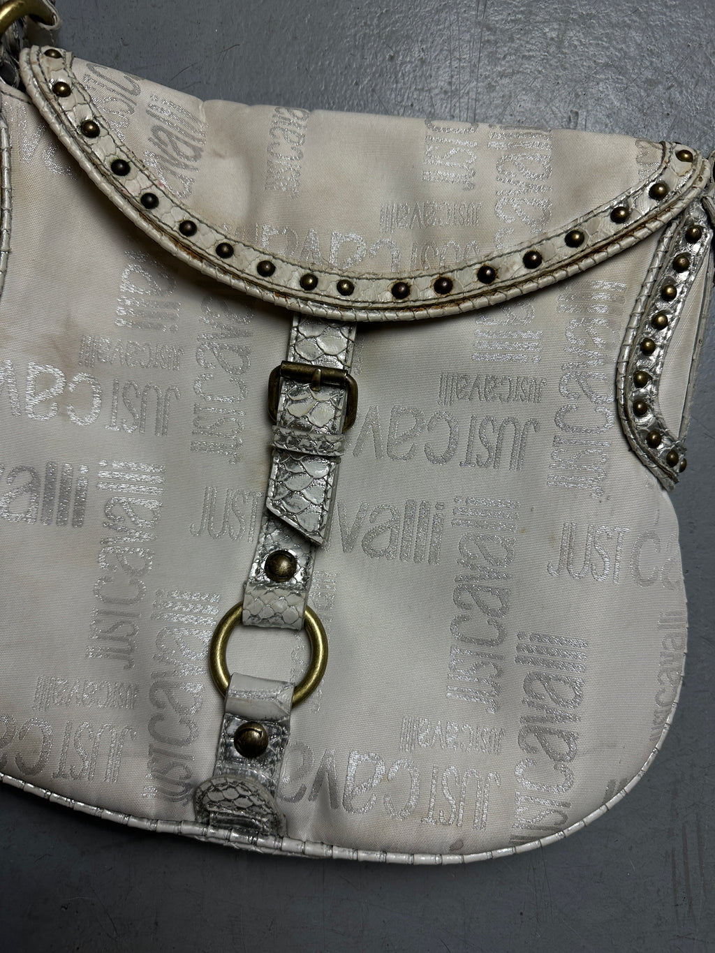 Detailbild Vintage White Just Cavalli Monogram Bag von vorne 