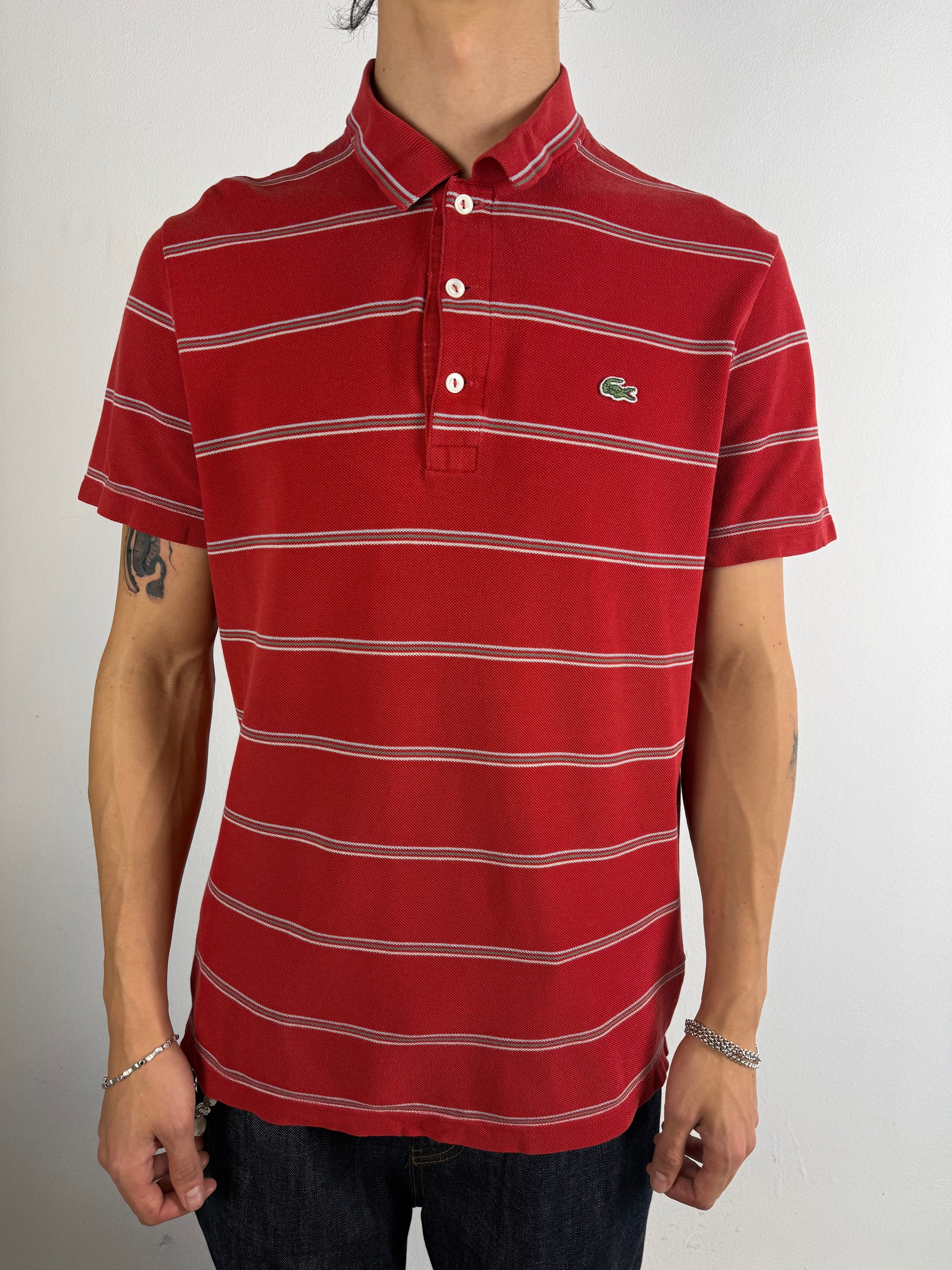 Tragebild von Vintage Lacoste Red Striped Polo M von vorne 