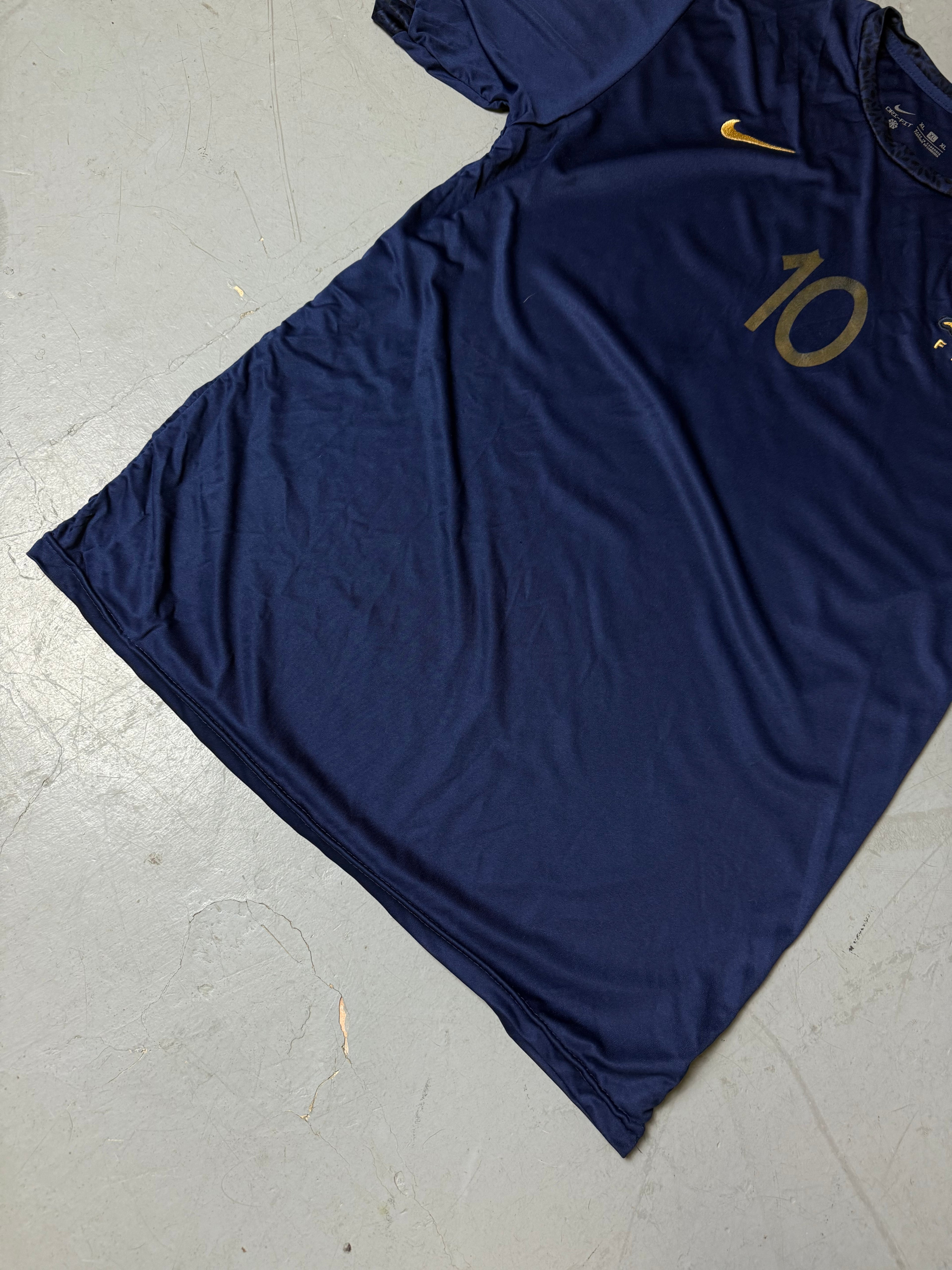Ein blaues Nike Frankreich Fußball Trikot von Frankreich mit Mbappe auf dem Rücken 