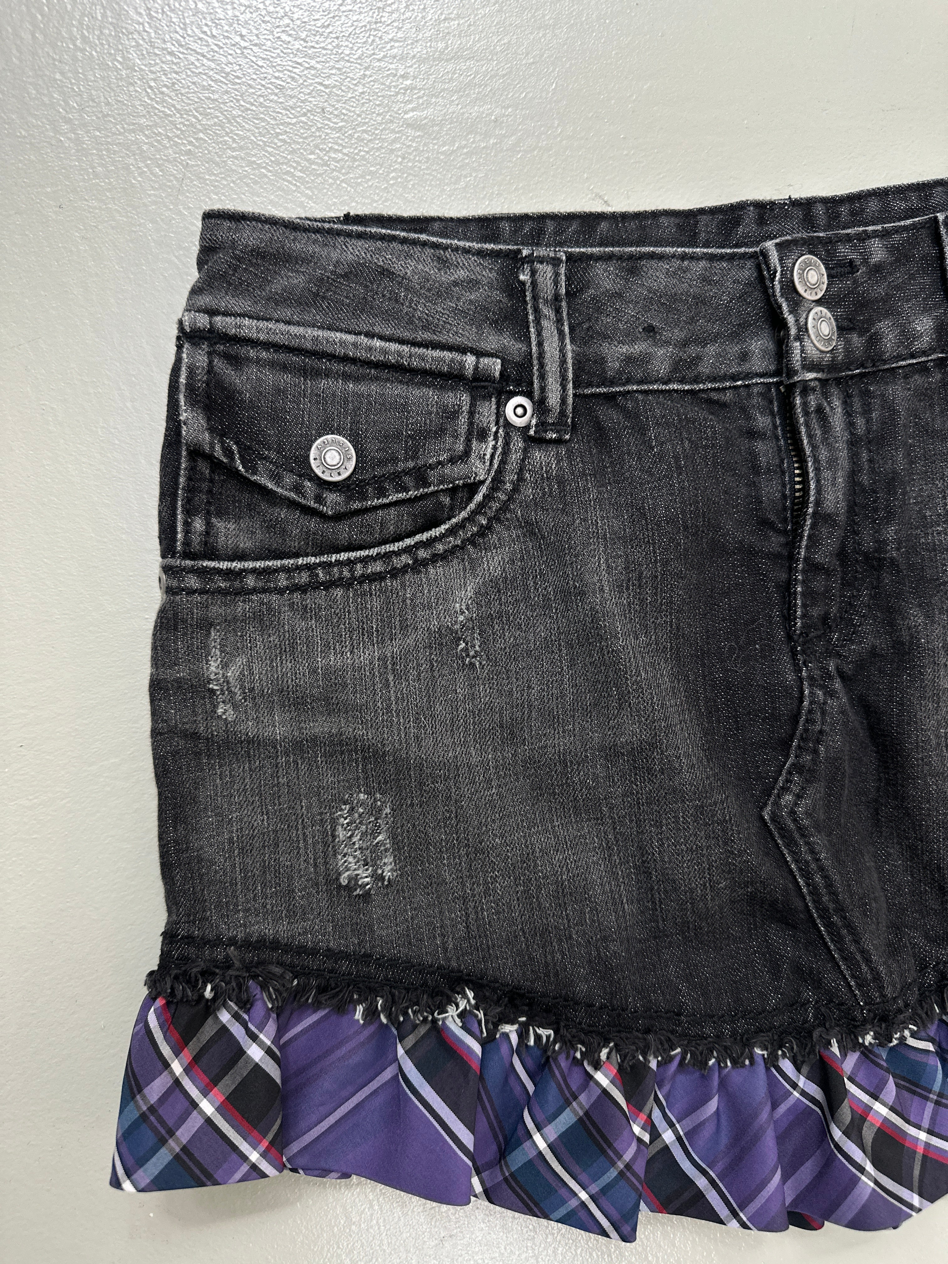 Vintage Sisley Black Mini Skirt with Purple Plaid Details für Frauen . Y2K Second Hand 2000s Fashion