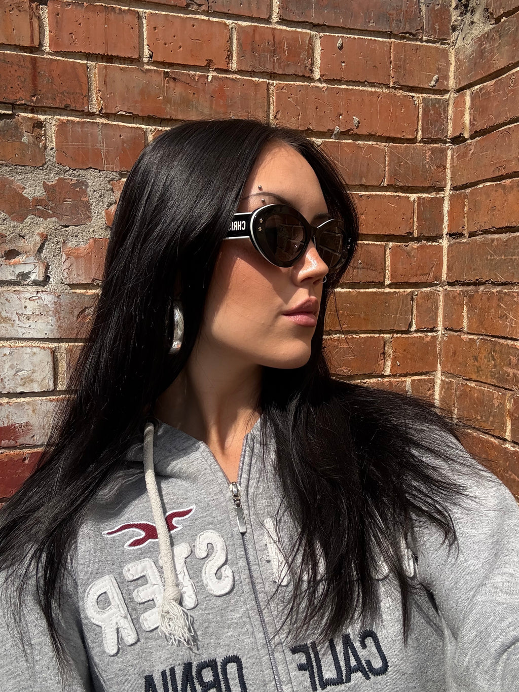 Eine schwarz weiße Sonnenbrille von Dior im CAT Eye Stil