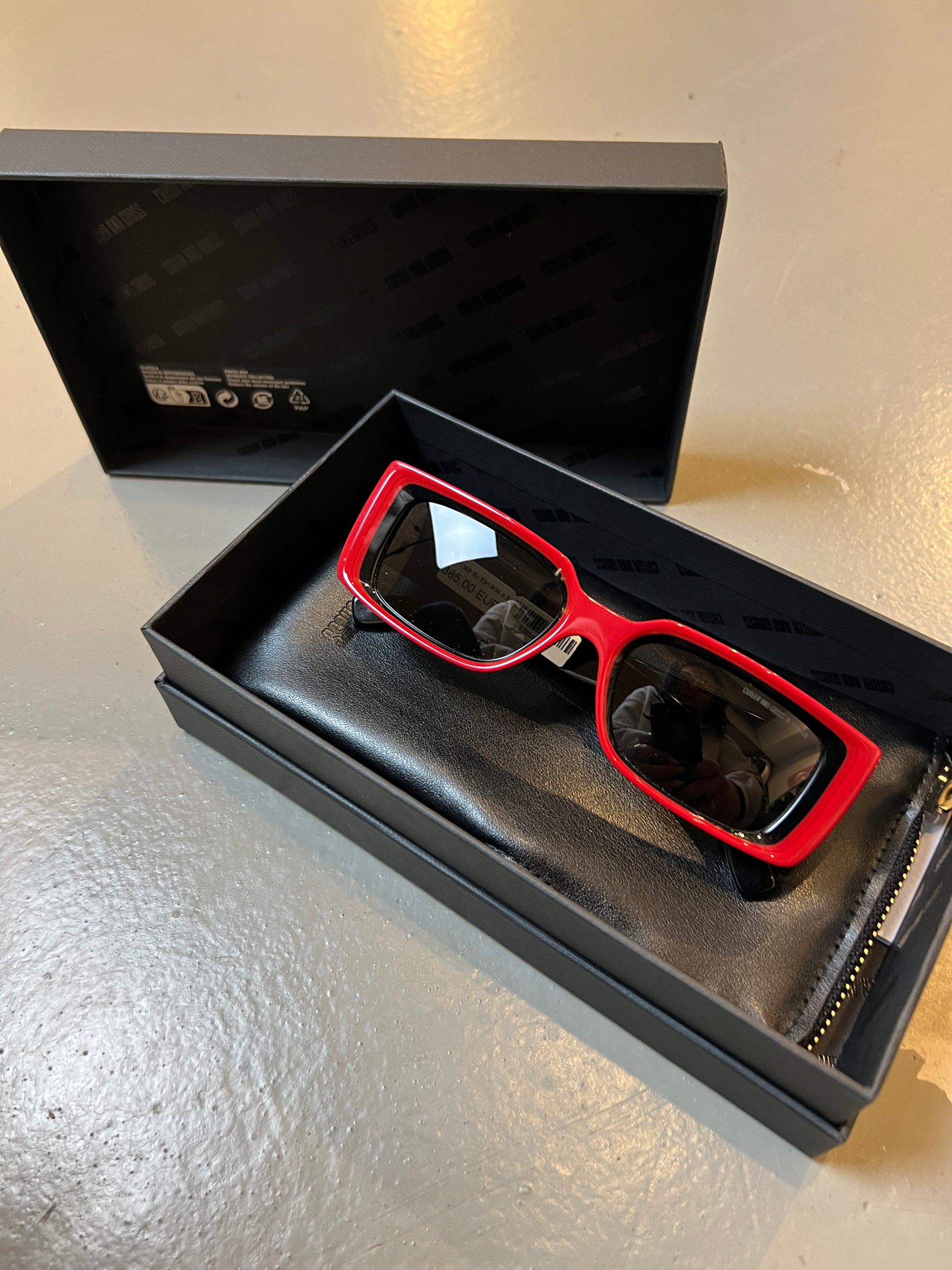 Produktbild der Vintage Red Cutler Sonnenbrille mit großen Gläsern von Oben mit Etui.