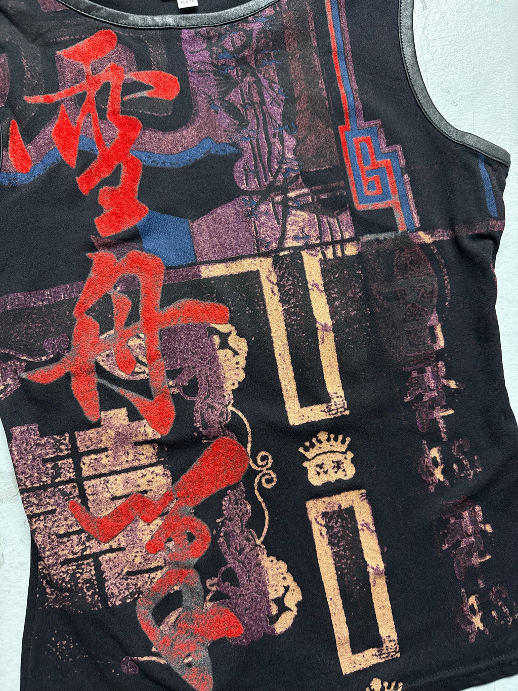 Vintage Graphic Collage Tank Top für Damen. Y2K Second Hand 2000s Fashion