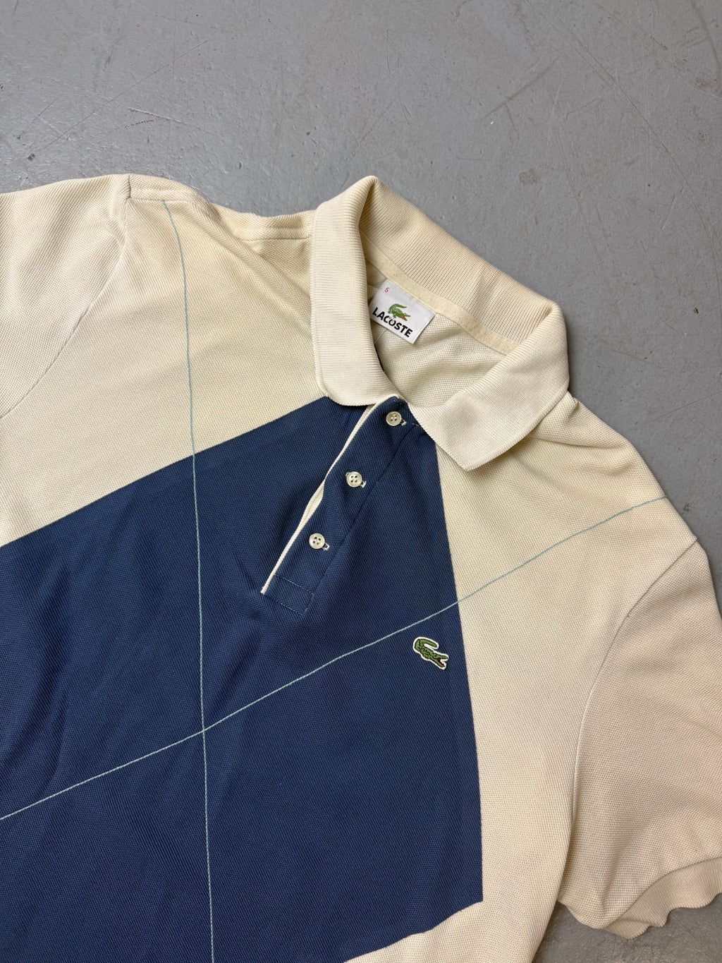Ein Creme blaues Polo von Lacoste mit Logo auf der Brust vintage Y2K 