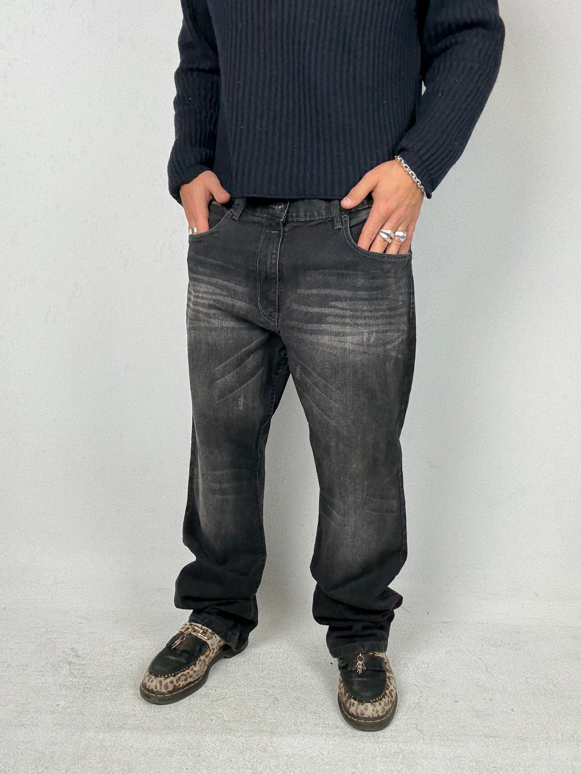 Tragebild von einer Vintage Rocawear Black Baggy Denim von vorne