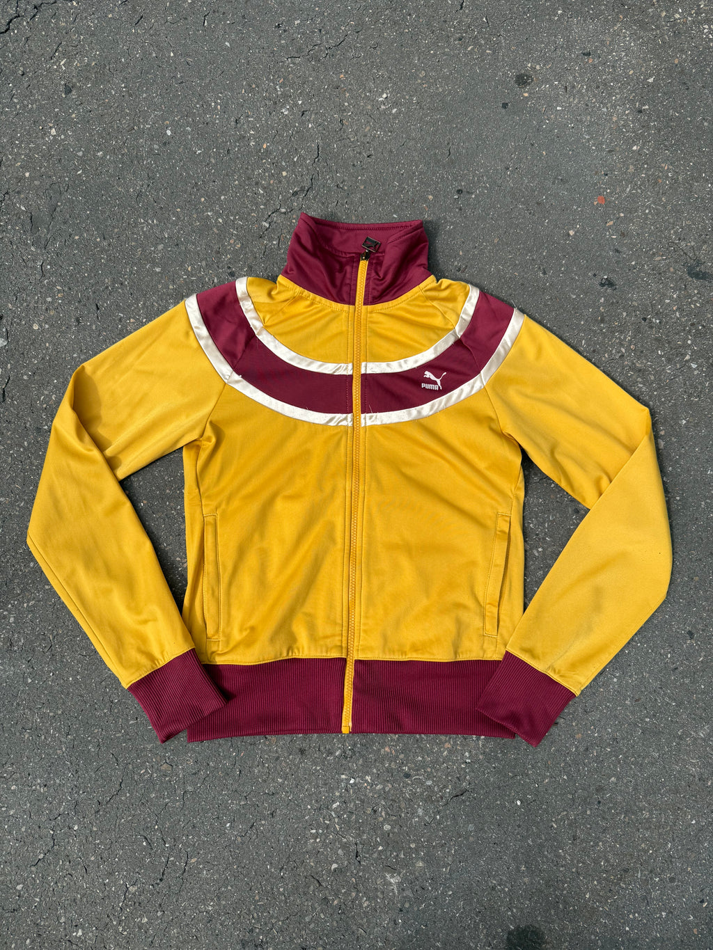 Eine gelb rote Puma Trackjacke im Sporty Y2K Look 