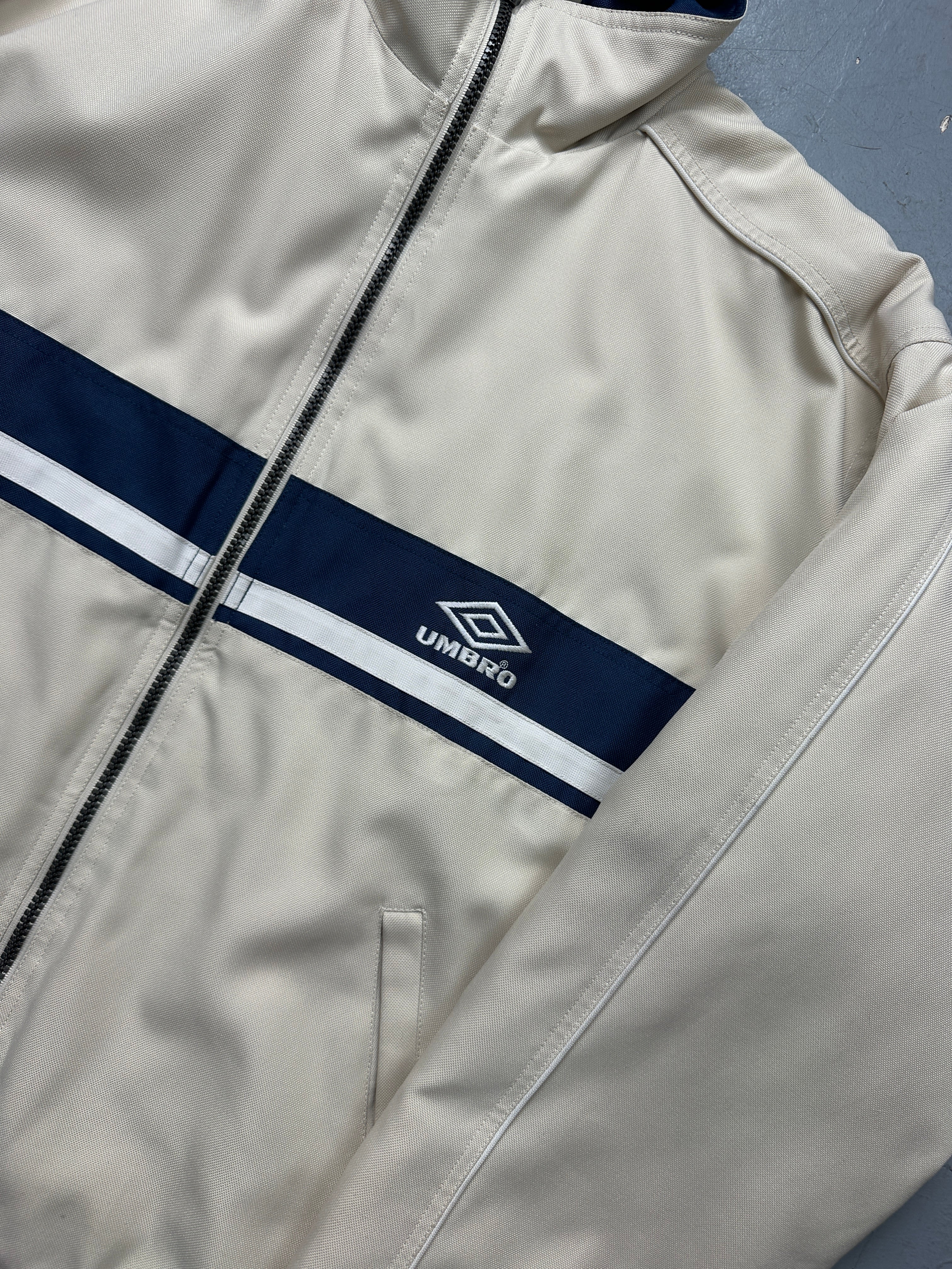 Vintage Umbro Beige/Blue Oversized Jacket für Männer. Y2K Secondhand 2000s Fashion
